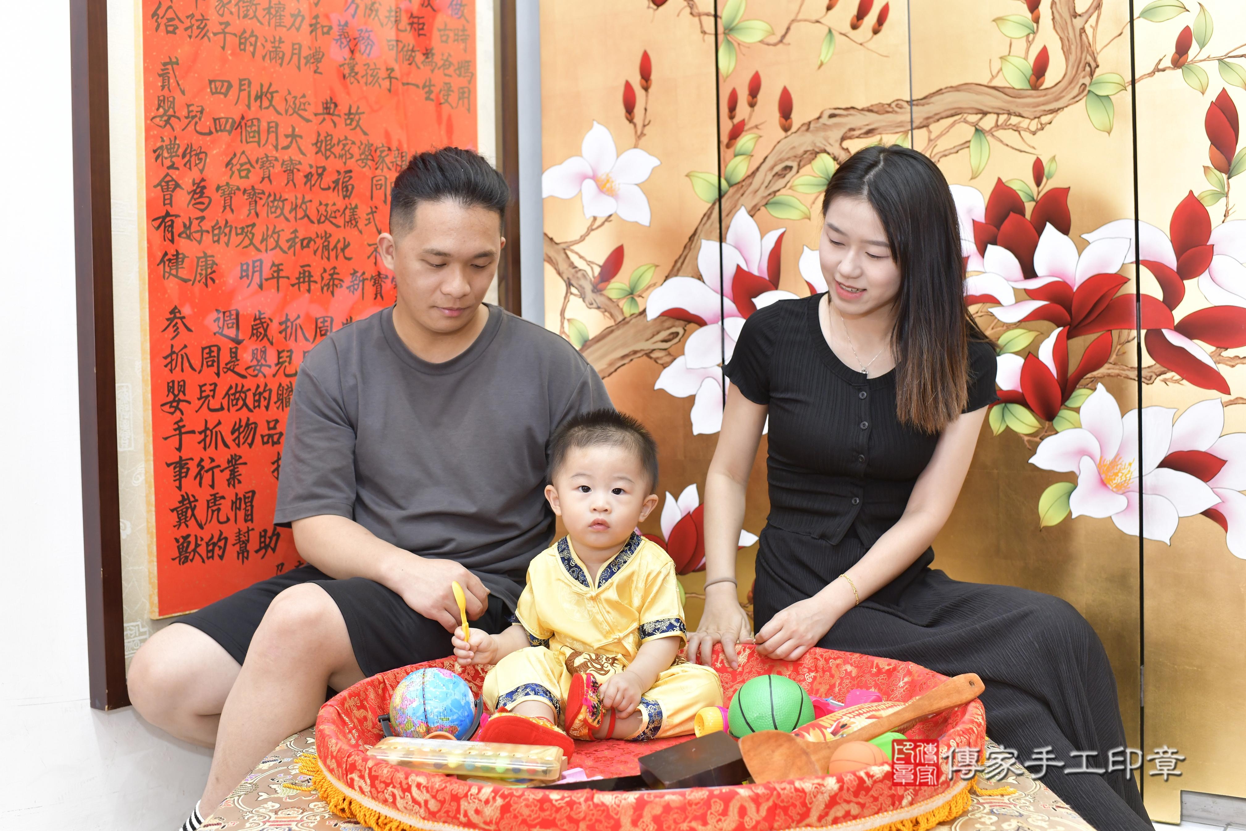 傳家手工印章新竹店、抓周、度脺、美式風會場、傳家嬰兒古禮、吉祥話、抓周道具物品24種、拍照。抓周證書。寶寶抓周、滿周歲、生日快樂、祝福