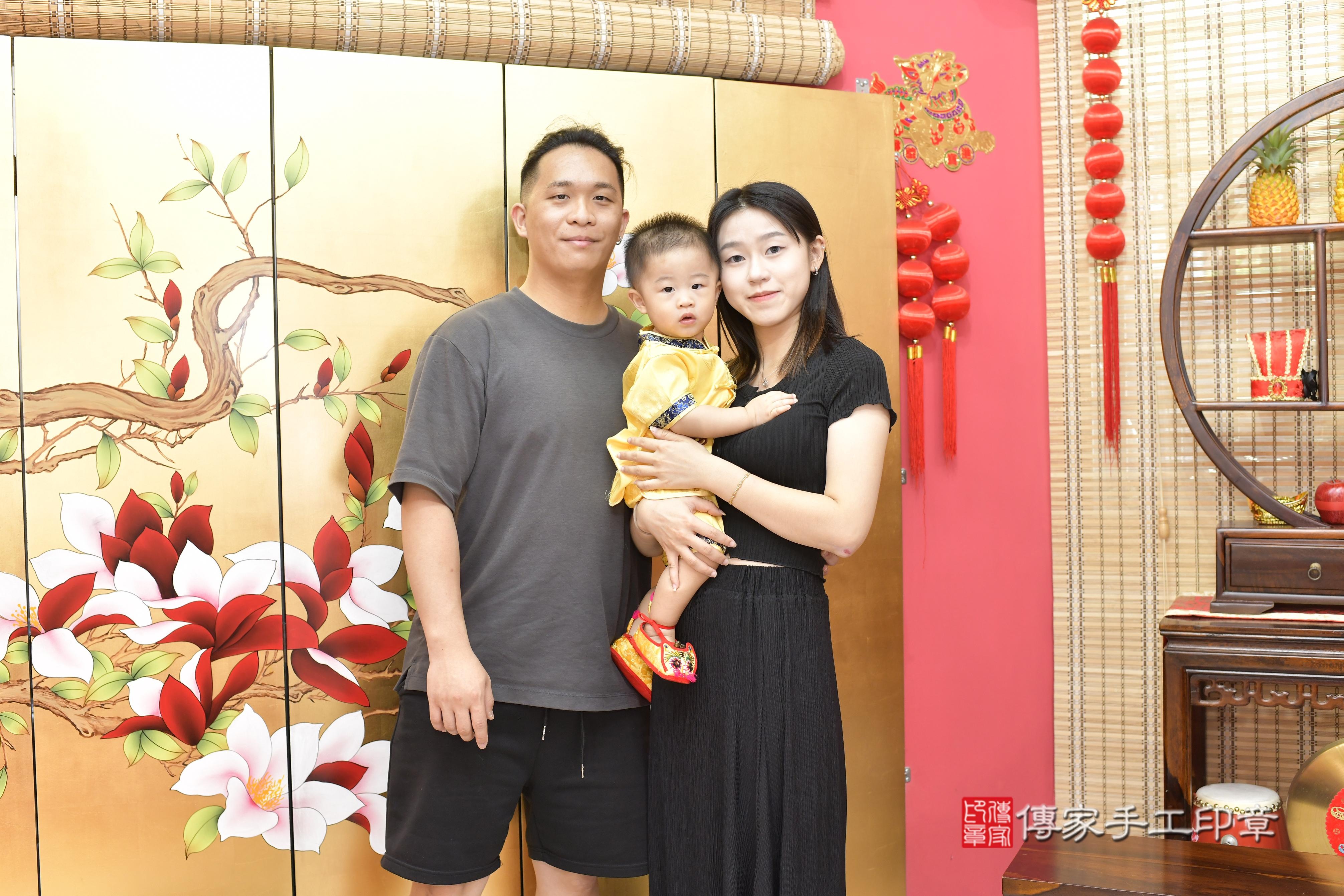 傳家手工印章新竹店、抓周、度脺、美式風會場、傳家嬰兒古禮、吉祥話、抓周道具物品24種、拍照。抓周證書。寶寶抓周、滿周歲、生日快樂、祝福