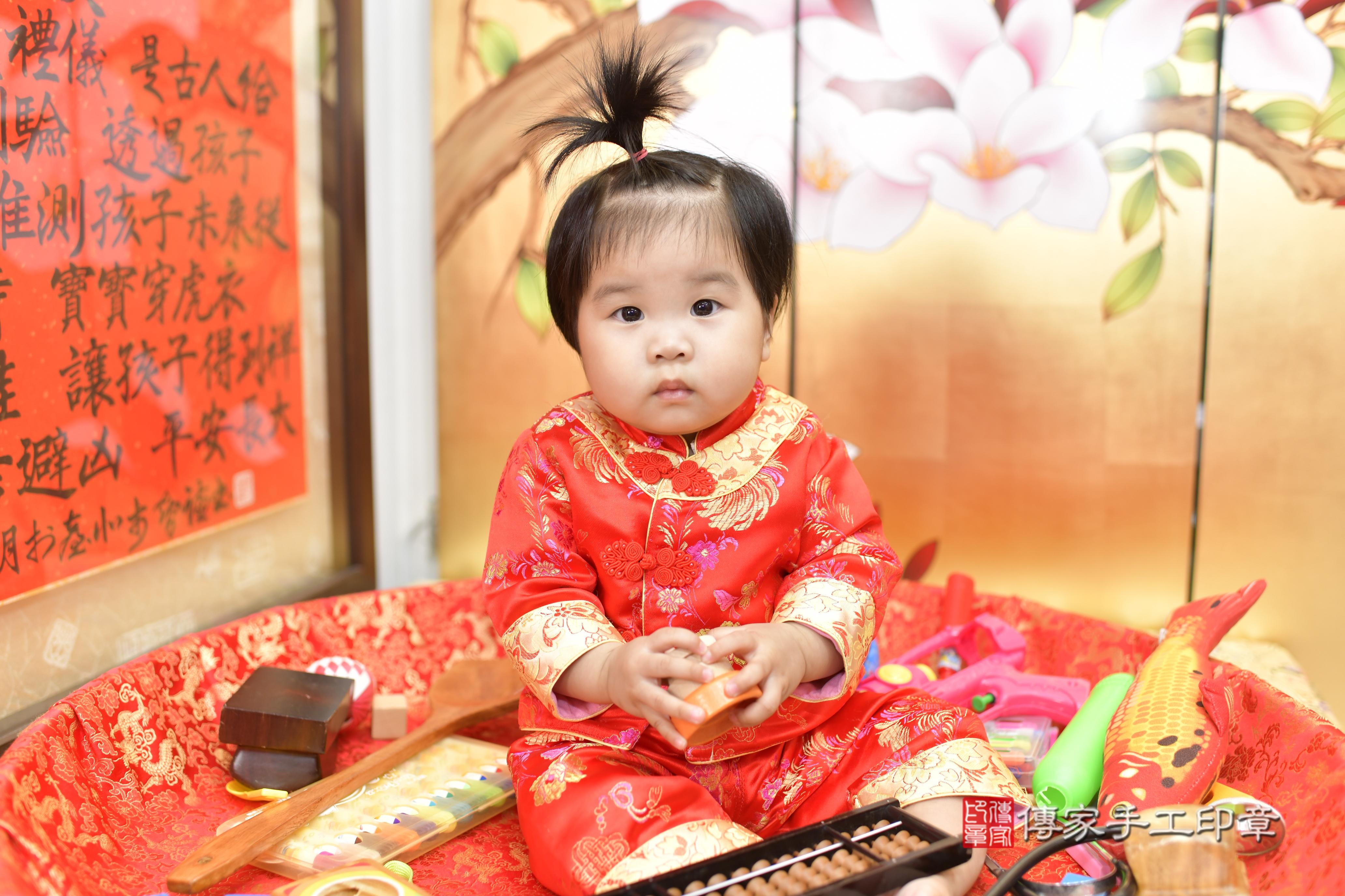 傳家手工印章新竹店、抓周、度脺、美式風會場、傳家嬰兒古禮、吉祥話、抓周道具物品24種、拍照。抓周證書。寶寶抓周、滿周歲、生日快樂、祝福
