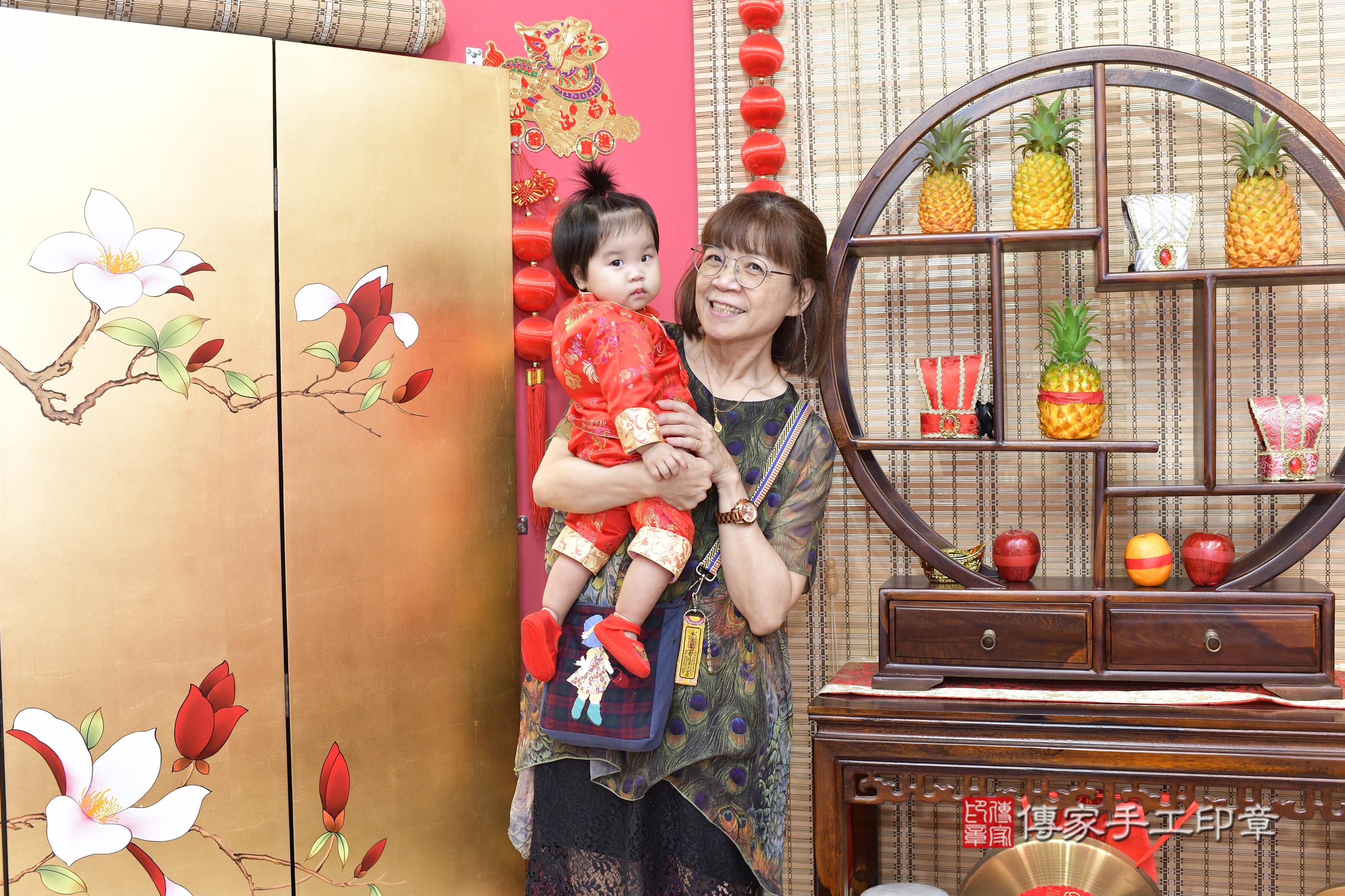 傳家手工印章新竹店、抓周、度脺、美式風會場、傳家嬰兒古禮、吉祥話、抓周道具物品24種、拍照。抓周證書。寶寶抓周、滿周歲、生日快樂、祝福