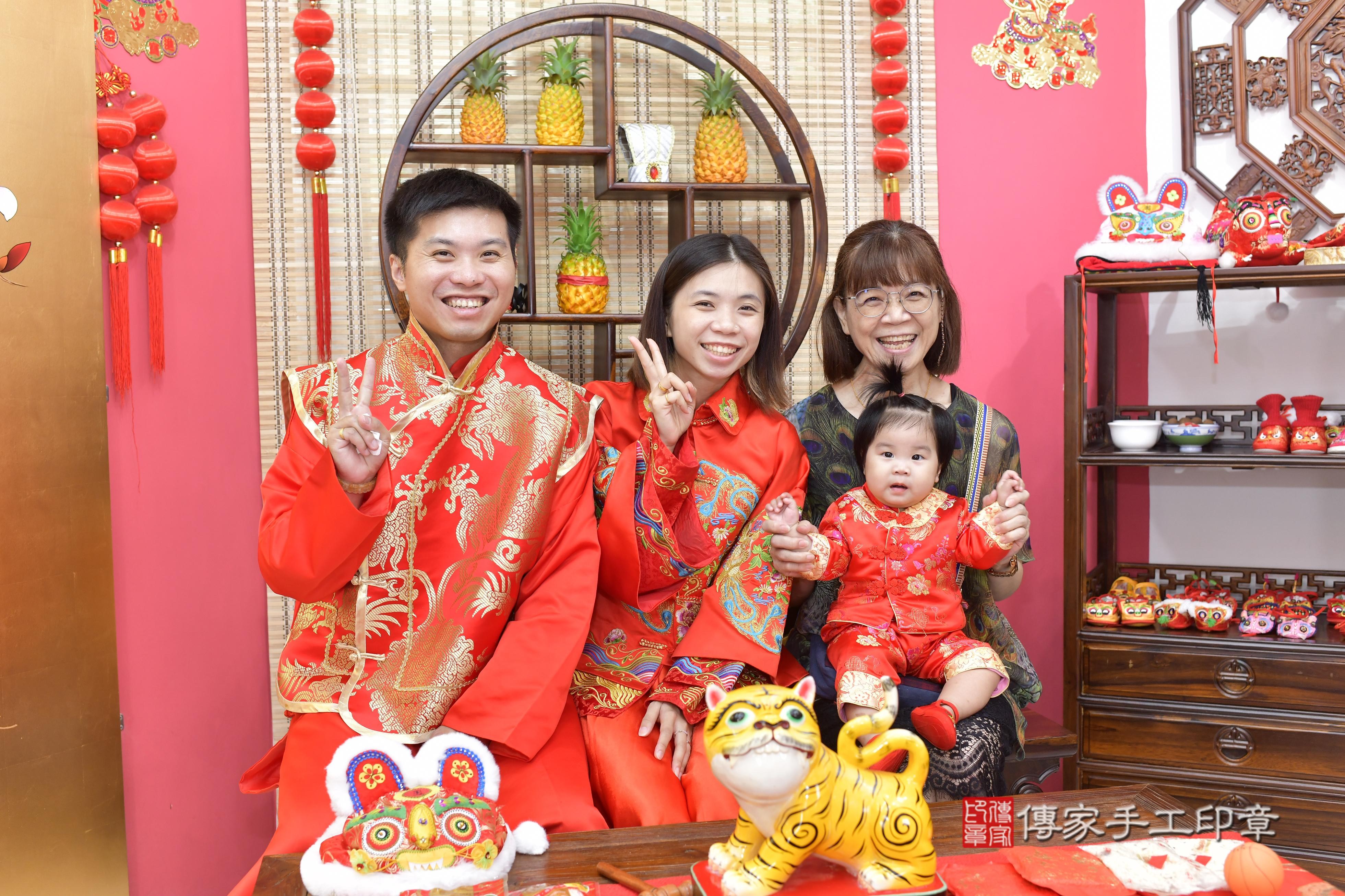 傳家手工印章新竹店、抓周、度脺、美式風會場、傳家嬰兒古禮、吉祥話、抓周道具物品24種、拍照。抓周證書。寶寶抓周、滿周歲、生日快樂、祝福