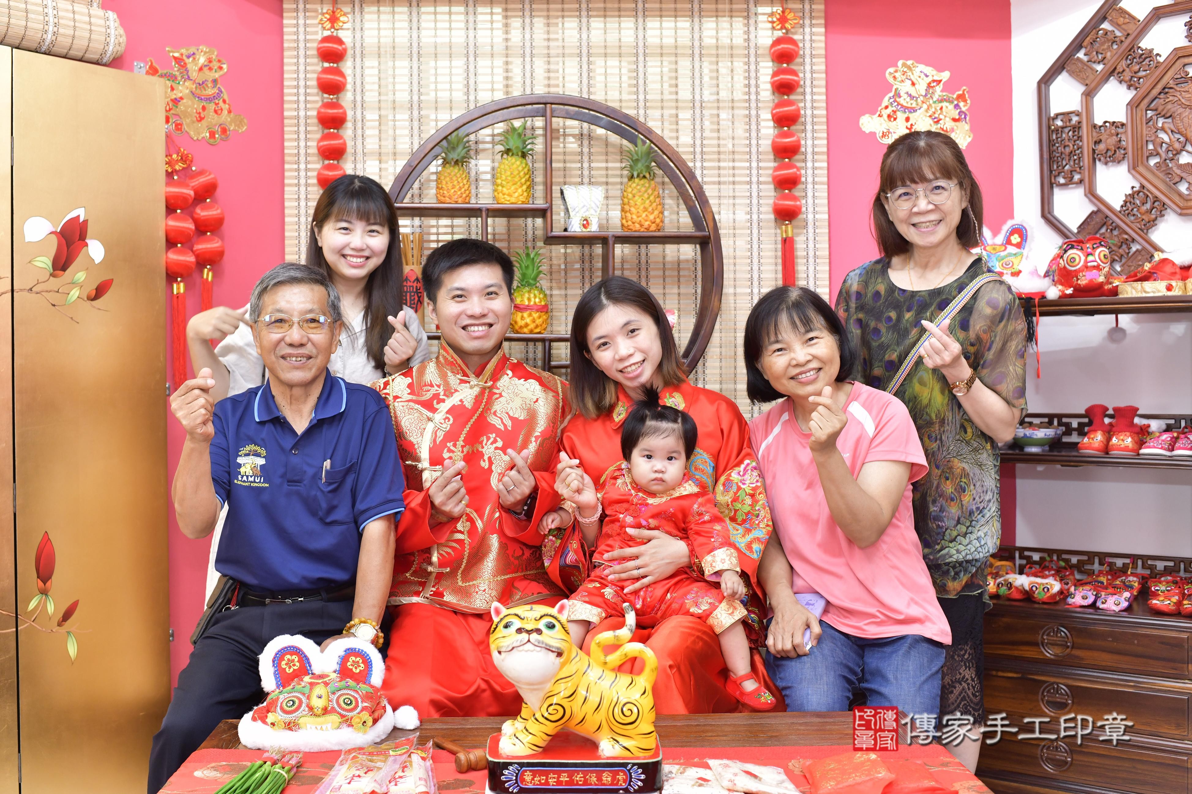傳家手工印章新竹店、抓周、度脺、美式風會場、傳家嬰兒古禮、吉祥話、抓周道具物品24種、拍照。抓周證書。寶寶抓周、滿周歲、生日快樂、祝福