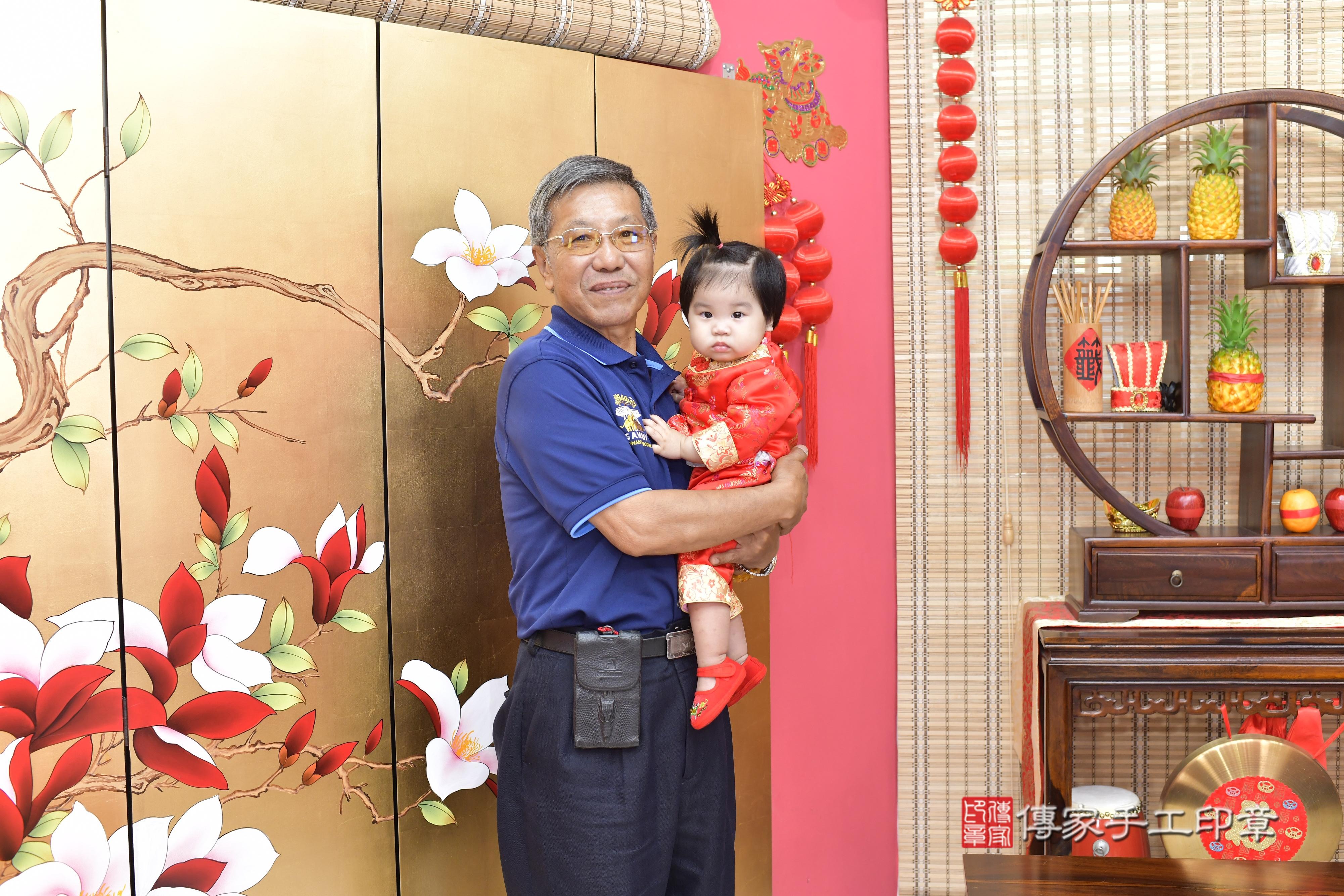 傳家手工印章新竹店、抓周、度脺、美式風會場、傳家嬰兒古禮、吉祥話、抓周道具物品24種、拍照。抓周證書。寶寶抓周、滿周歲、生日快樂、祝福