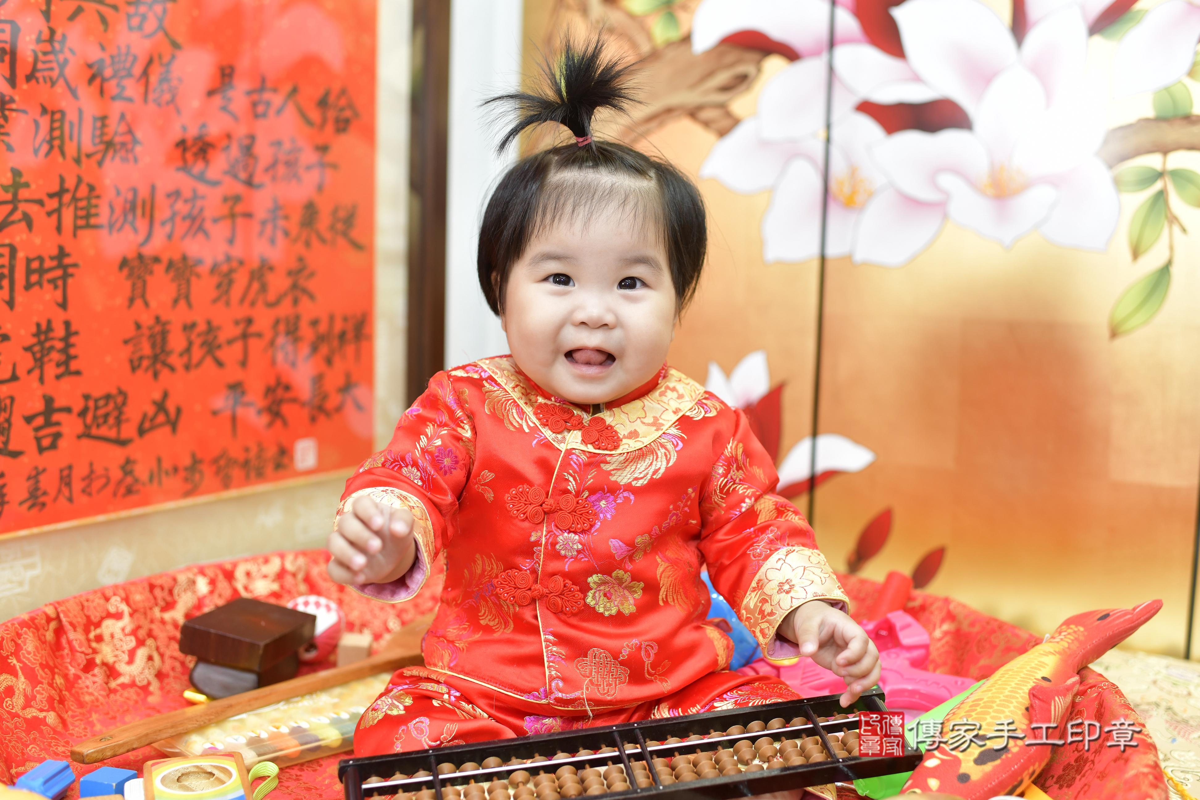 傳家手工印章新竹店、抓周、度脺、美式風會場、傳家嬰兒古禮、吉祥話、抓周道具物品24種、拍照。抓周證書。寶寶抓周、滿周歲、生日快樂、祝福