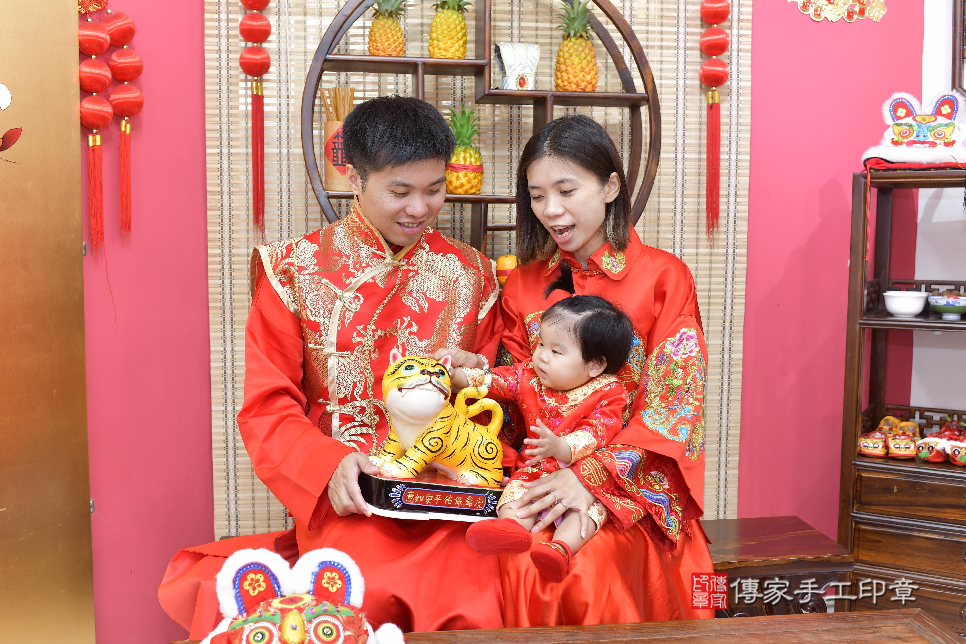 傳家手工印章新竹店、抓周、度脺、美式風會場、傳家嬰兒古禮、吉祥話、抓周道具物品24種、拍照。抓周證書。寶寶抓周、滿周歲、生日快樂、祝福