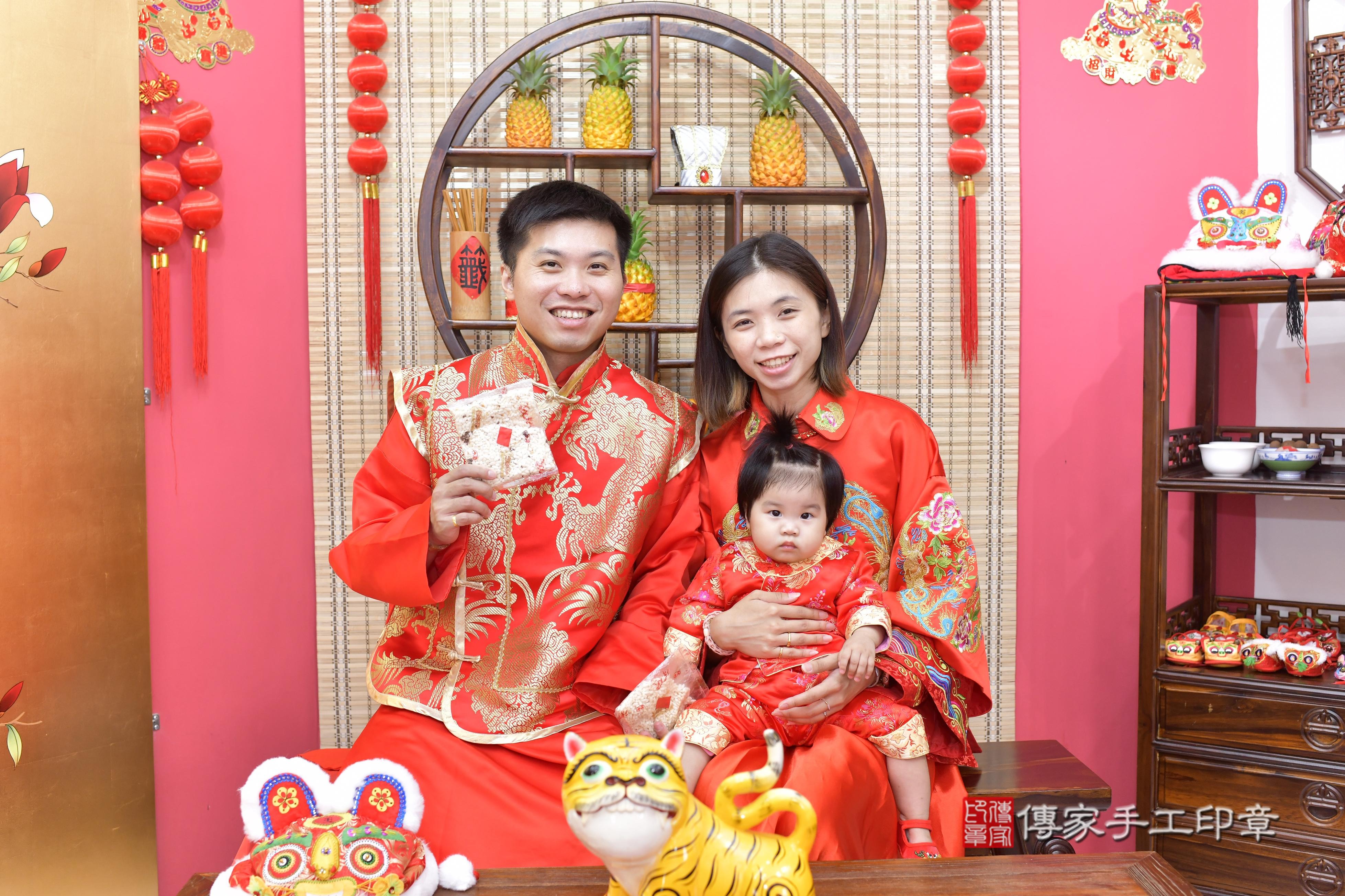 傳家手工印章新竹店、抓周、度脺、美式風會場、傳家嬰兒古禮、吉祥話、抓周道具物品24種、拍照。抓周證書。寶寶抓周、滿周歲、生日快樂、祝福