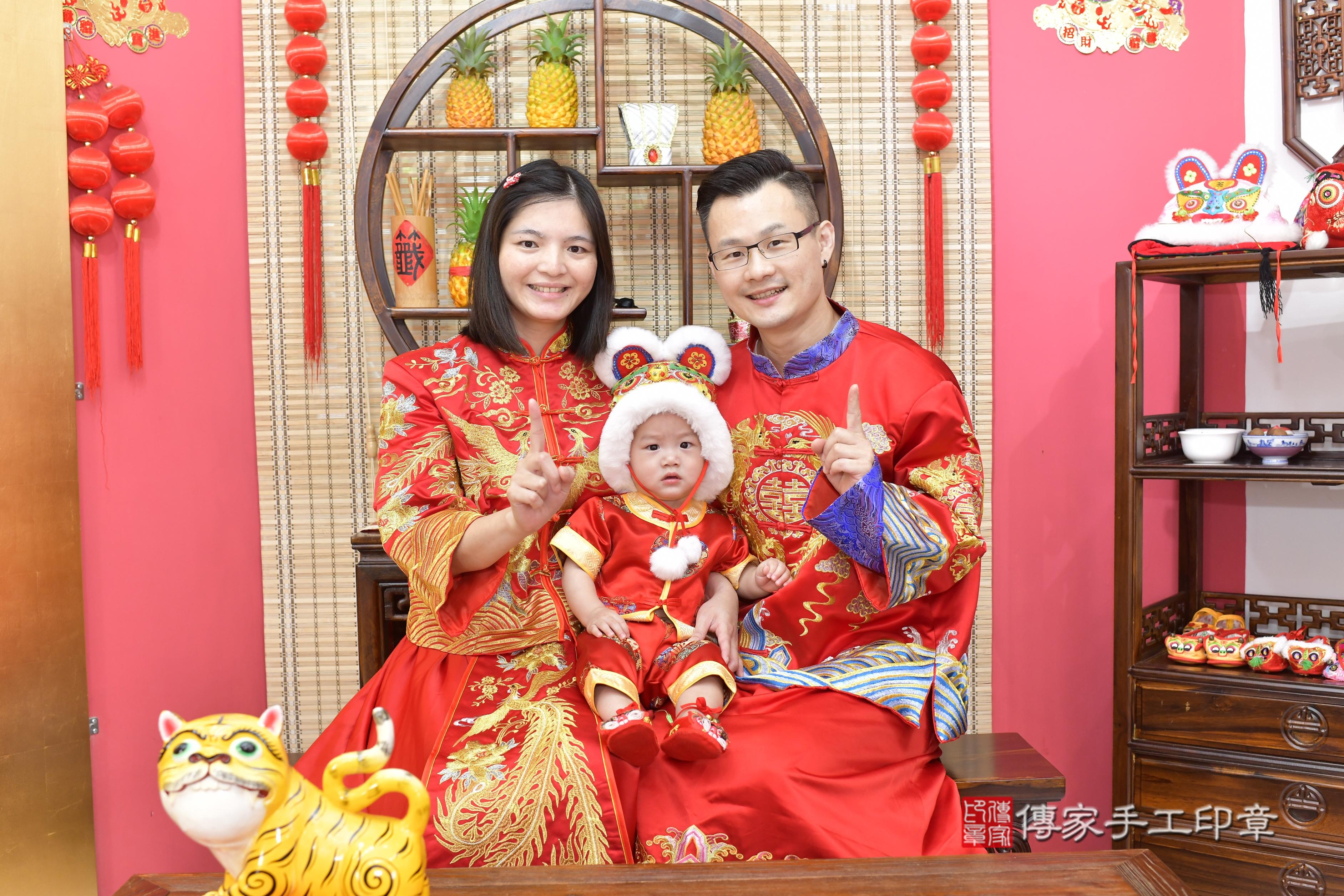 傳家手工印章新竹店、抓周、度脺、美式風會場、傳家嬰兒古禮、吉祥話、抓周道具物品24種、拍照。抓周證書。寶寶抓周、滿周歲、生日快樂、祝福