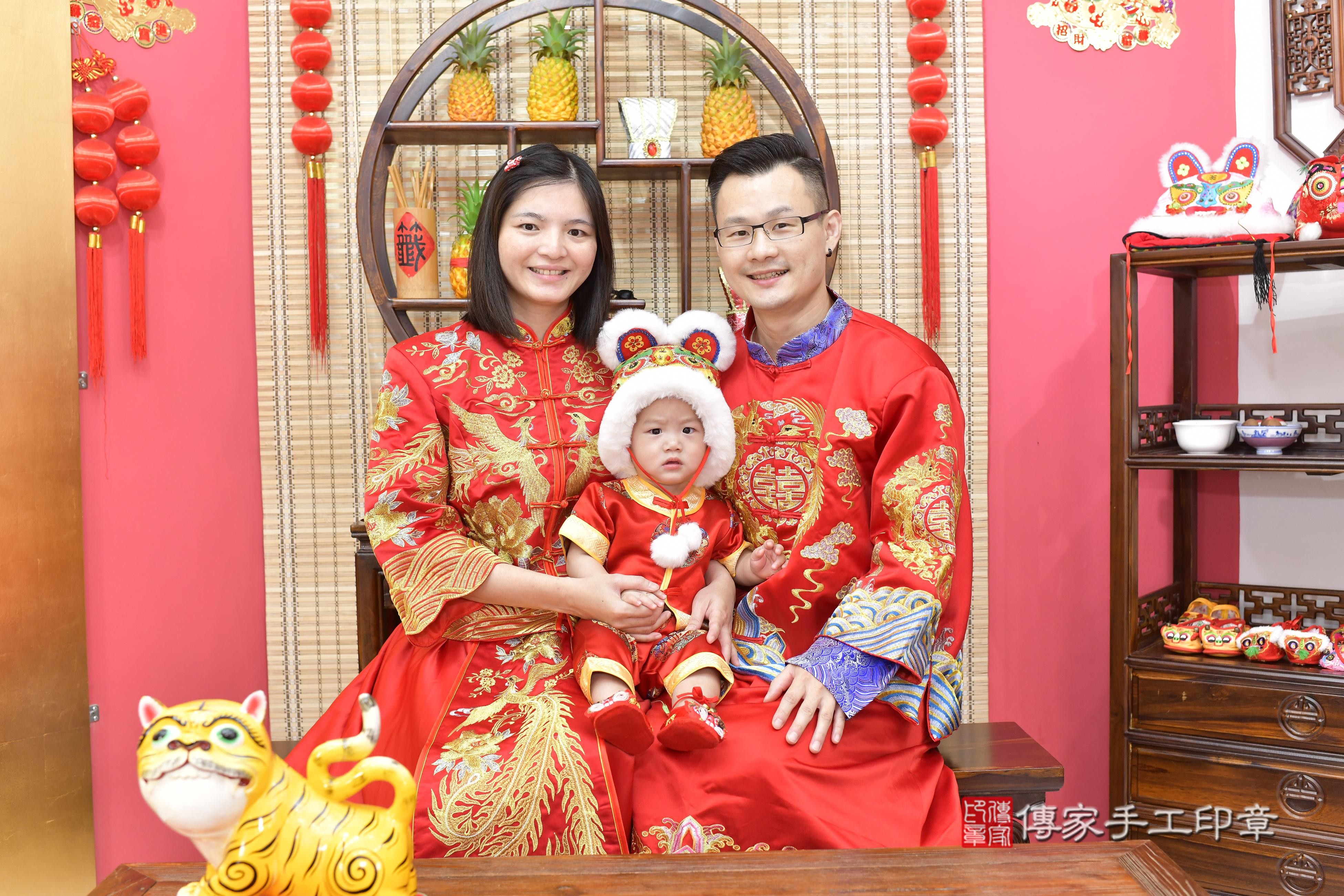 傳家手工印章新竹店、抓周、度脺、美式風會場、傳家嬰兒古禮、吉祥話、抓周道具物品24種、拍照。抓周證書。寶寶抓周、滿周歲、生日快樂、祝福