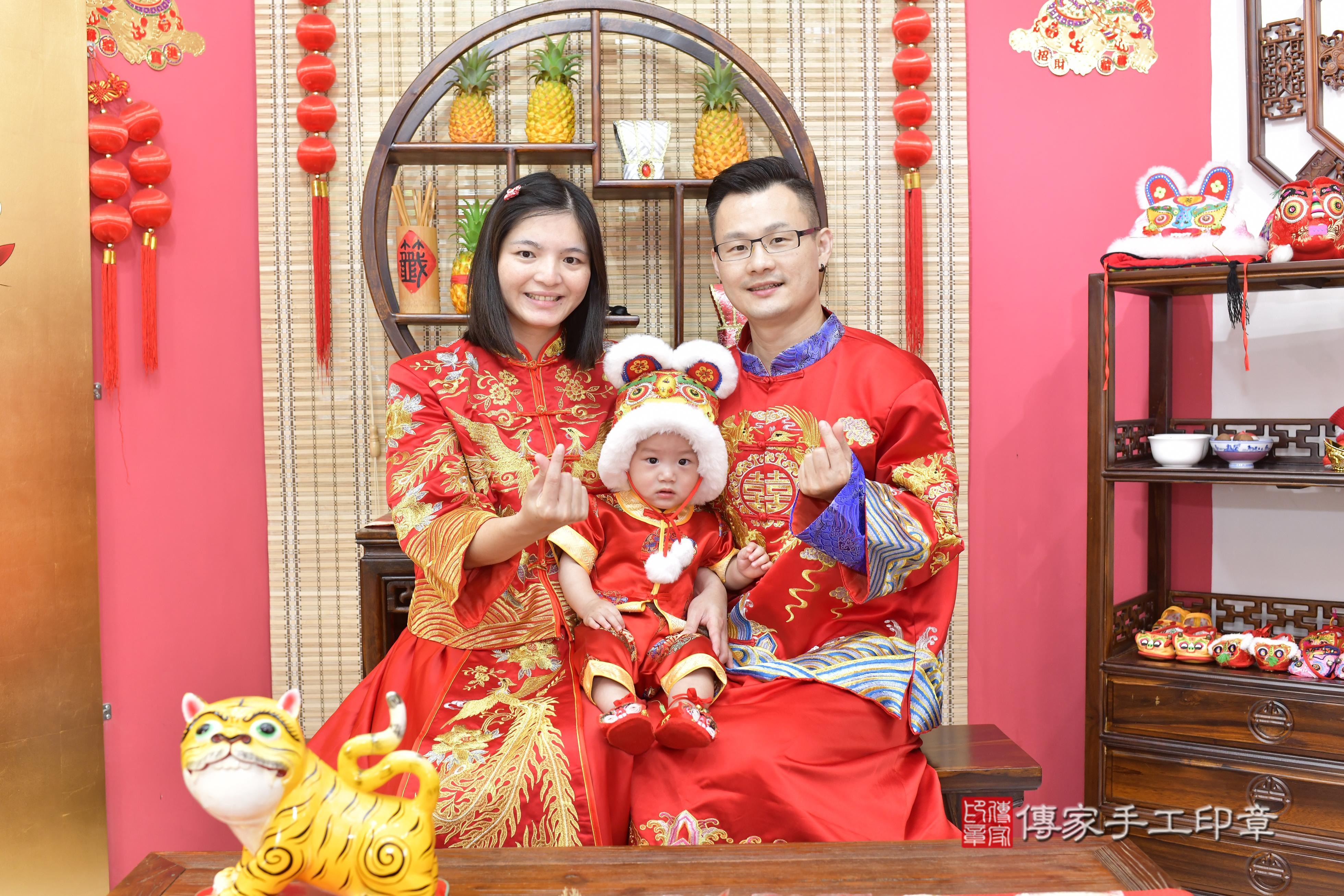 傳家手工印章新竹店、抓周、度脺、美式風會場、傳家嬰兒古禮、吉祥話、抓周道具物品24種、拍照。抓周證書。寶寶抓周、滿周歲、生日快樂、祝福