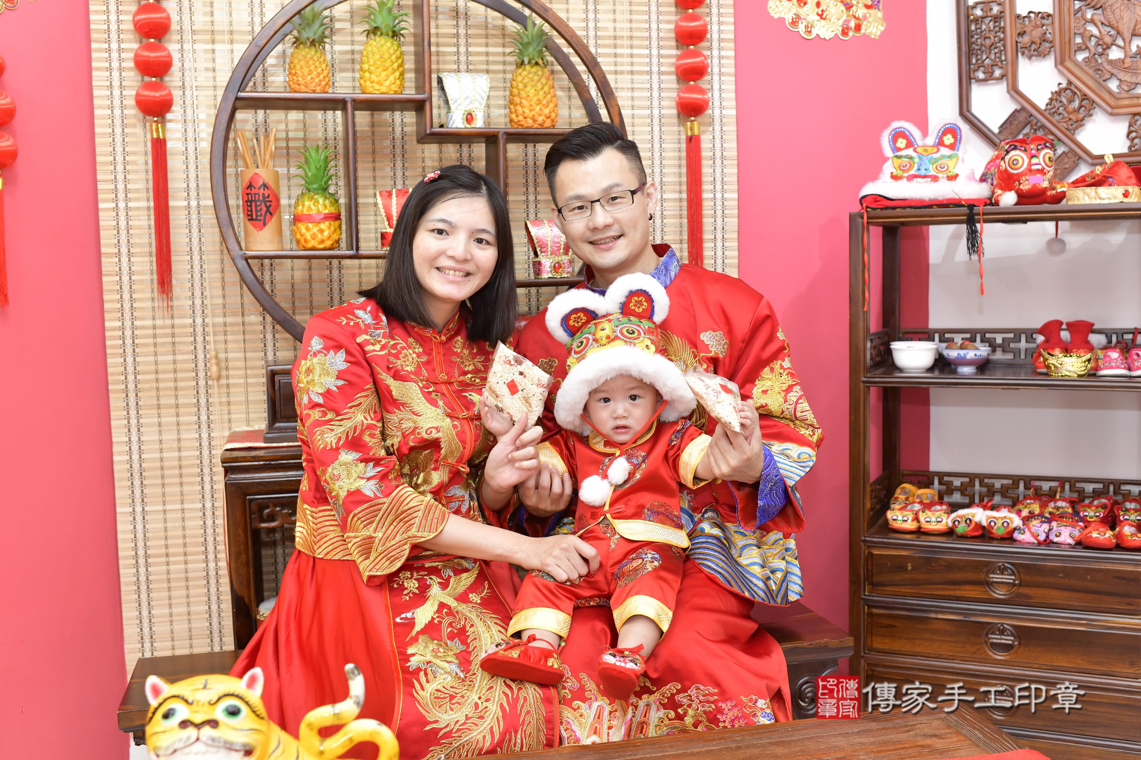 傳家手工印章新竹店、抓周、度脺、美式風會場、傳家嬰兒古禮、吉祥話、抓周道具物品24種、拍照。抓周證書。寶寶抓周、滿周歲、生日快樂、祝福