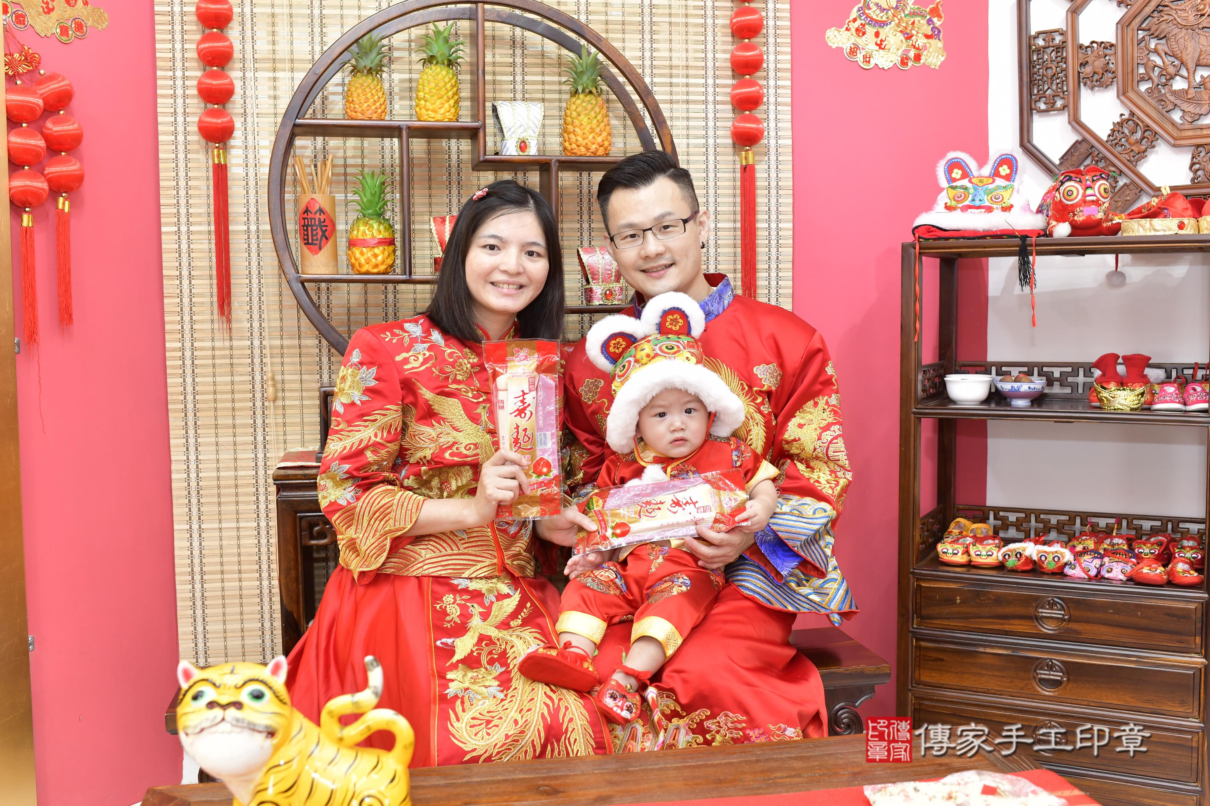 傳家手工印章新竹店、抓周、度脺、美式風會場、傳家嬰兒古禮、吉祥話、抓周道具物品24種、拍照。抓周證書。寶寶抓周、滿周歲、生日快樂、祝福