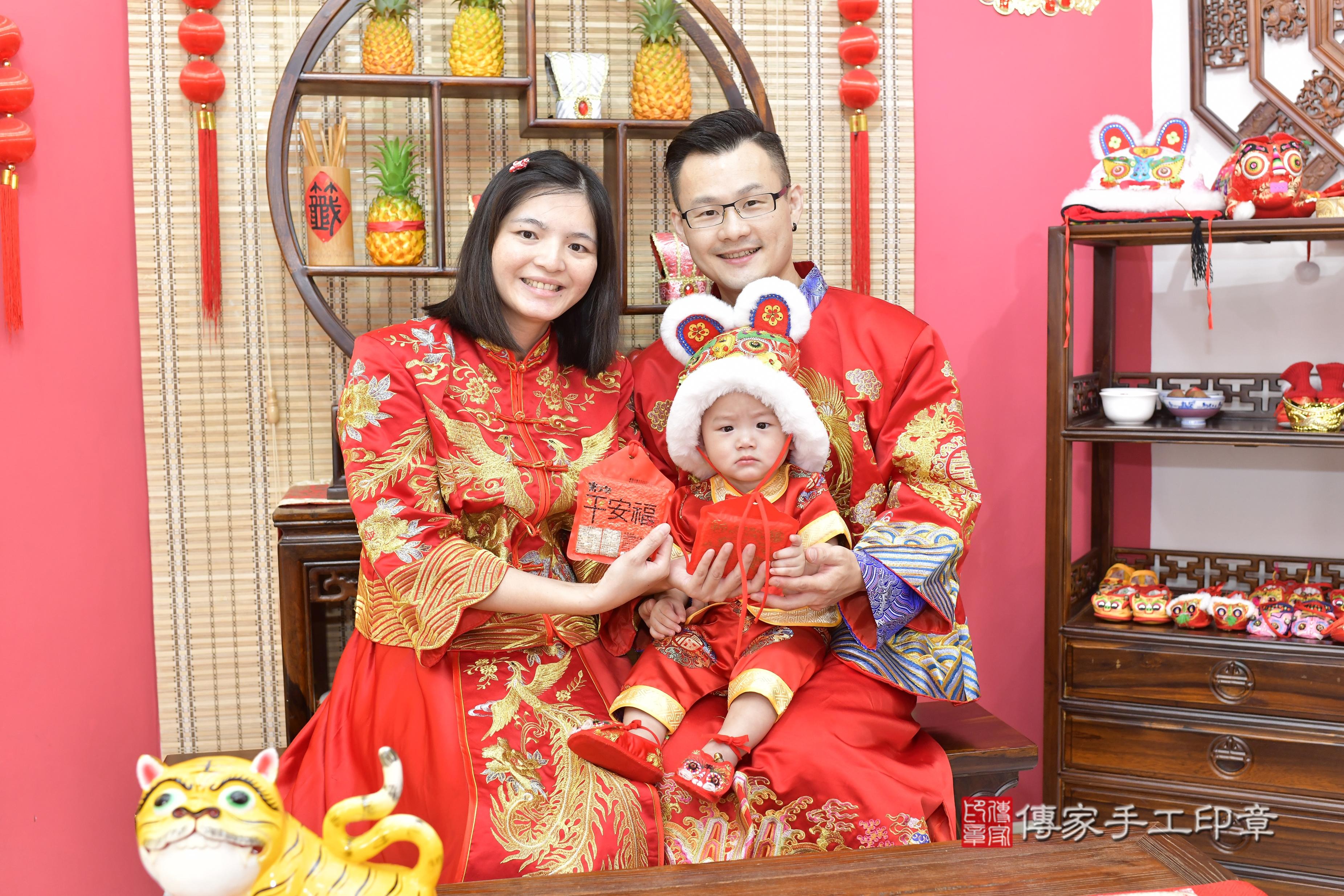 傳家手工印章新竹店、抓周、度脺、美式風會場、傳家嬰兒古禮、吉祥話、抓周道具物品24種、拍照。抓周證書。寶寶抓周、滿周歲、生日快樂、祝福