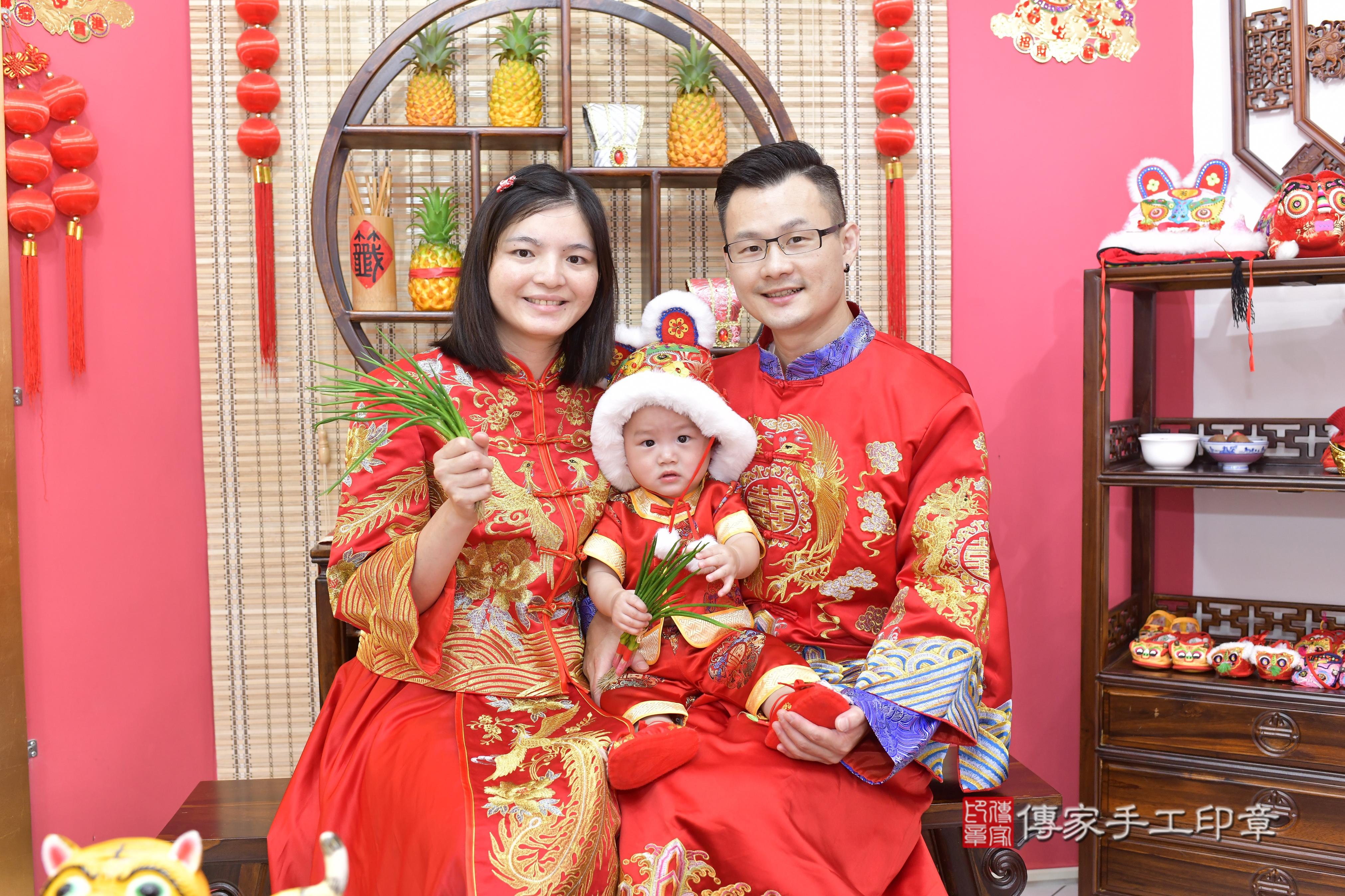 傳家手工印章新竹店、抓周、度脺、美式風會場、傳家嬰兒古禮、吉祥話、抓周道具物品24種、拍照。抓周證書。寶寶抓周、滿周歲、生日快樂、祝福