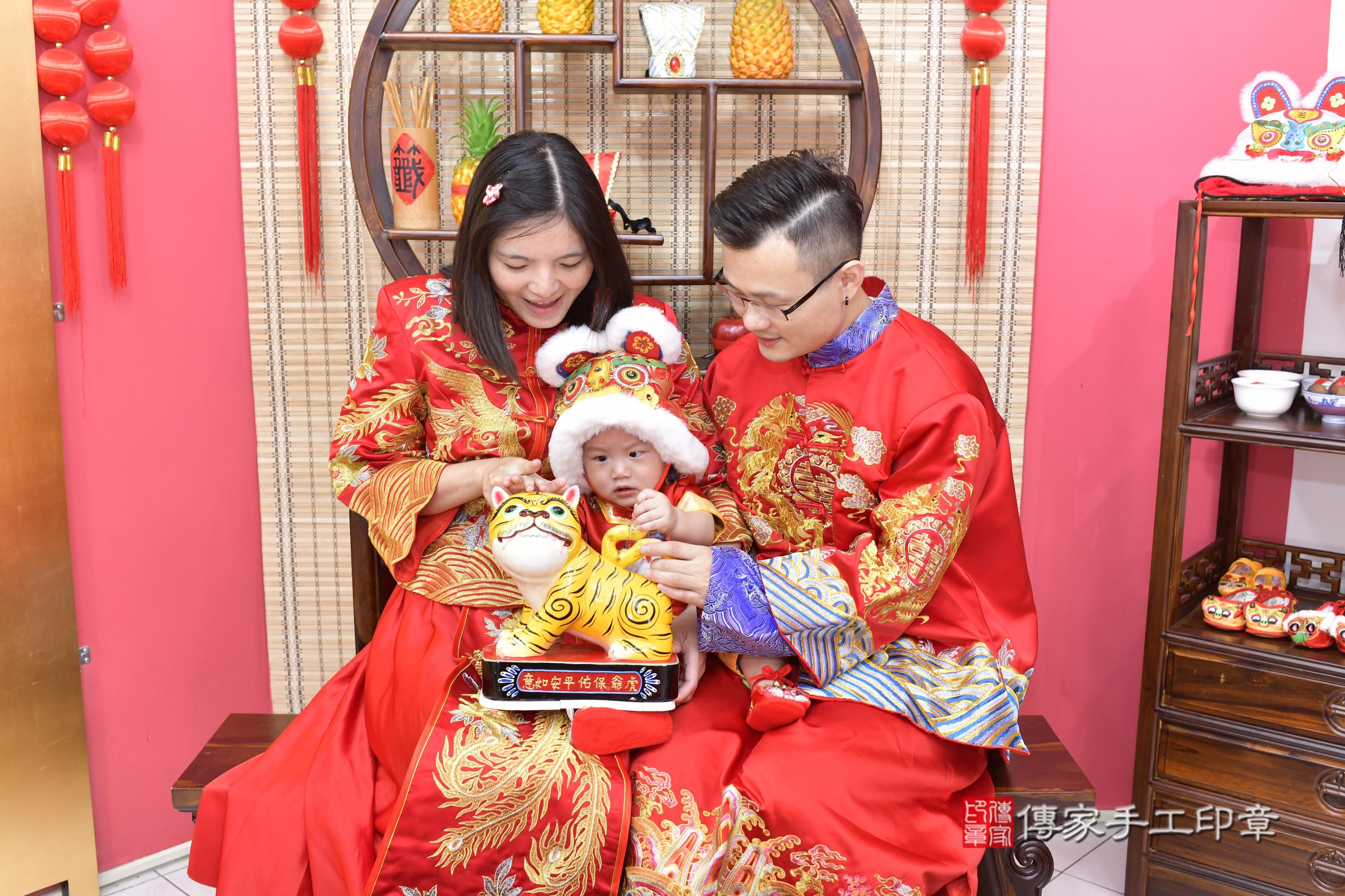傳家手工印章新竹店、抓周、度脺、美式風會場、傳家嬰兒古禮、吉祥話、抓周道具物品24種、拍照。抓周證書。寶寶抓周、滿周歲、生日快樂、祝福