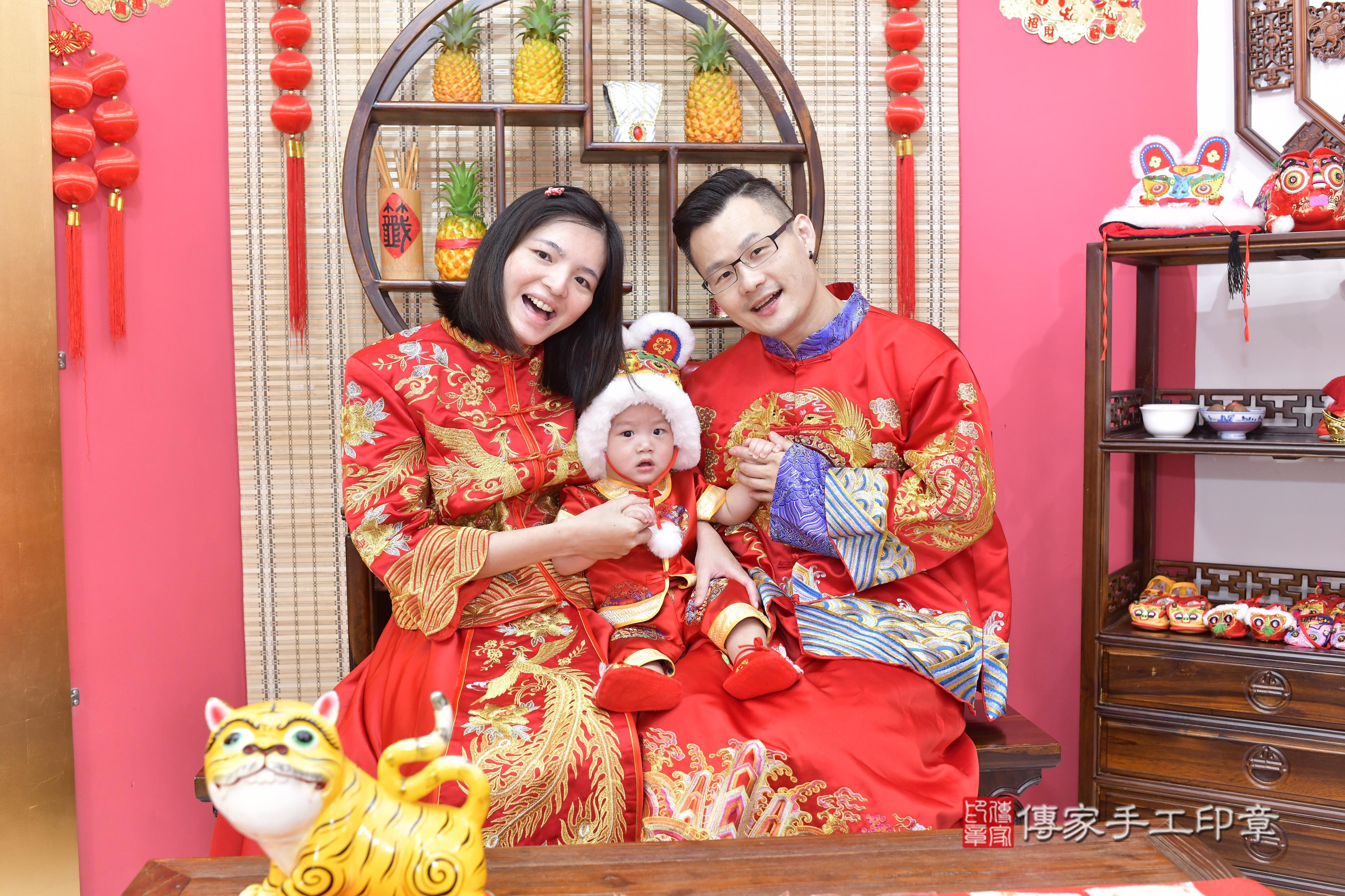 傳家手工印章新竹店、抓周、度脺、美式風會場、傳家嬰兒古禮、吉祥話、抓周道具物品24種、拍照。抓周證書。寶寶抓周、滿周歲、生日快樂、祝福