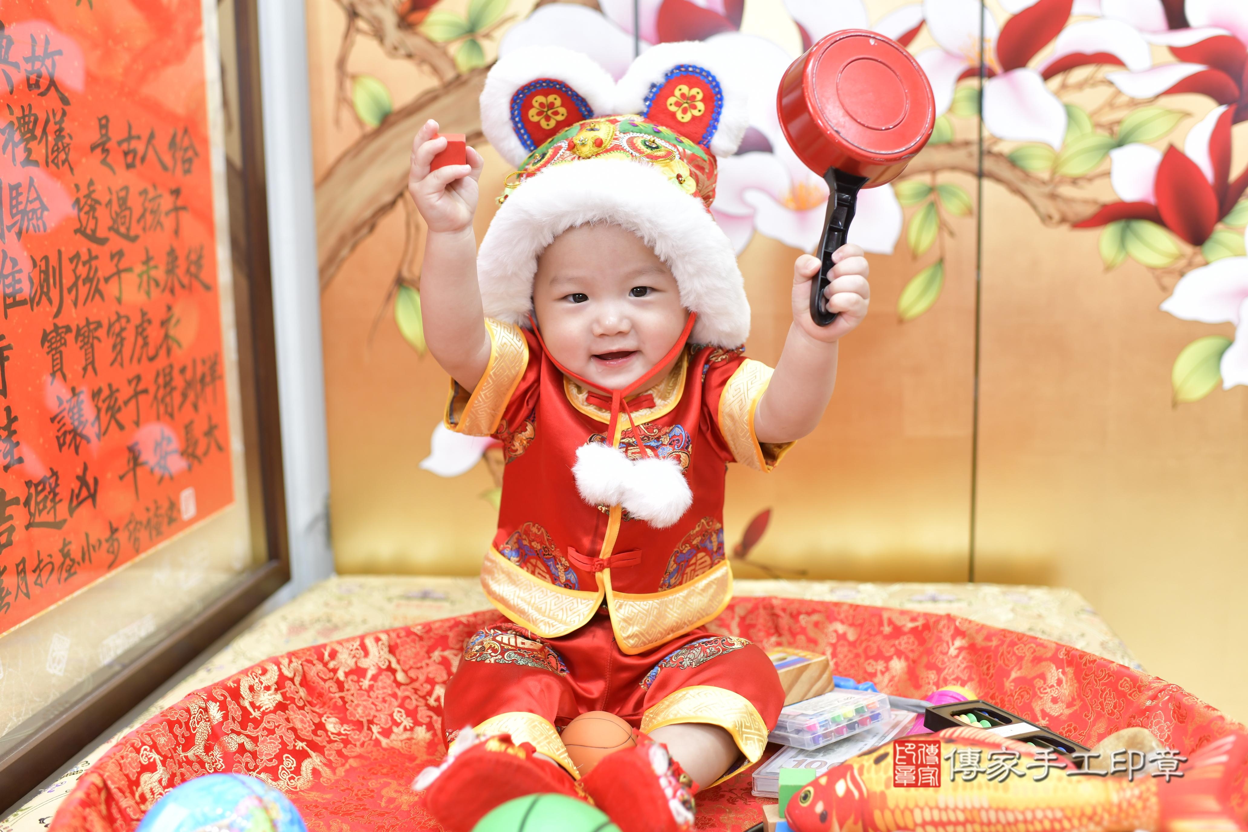 傳家手工印章新竹店、抓周、度脺、美式風會場、傳家嬰兒古禮、吉祥話、抓周道具物品24種、拍照。抓周證書。寶寶抓周、滿周歲、生日快樂、祝福