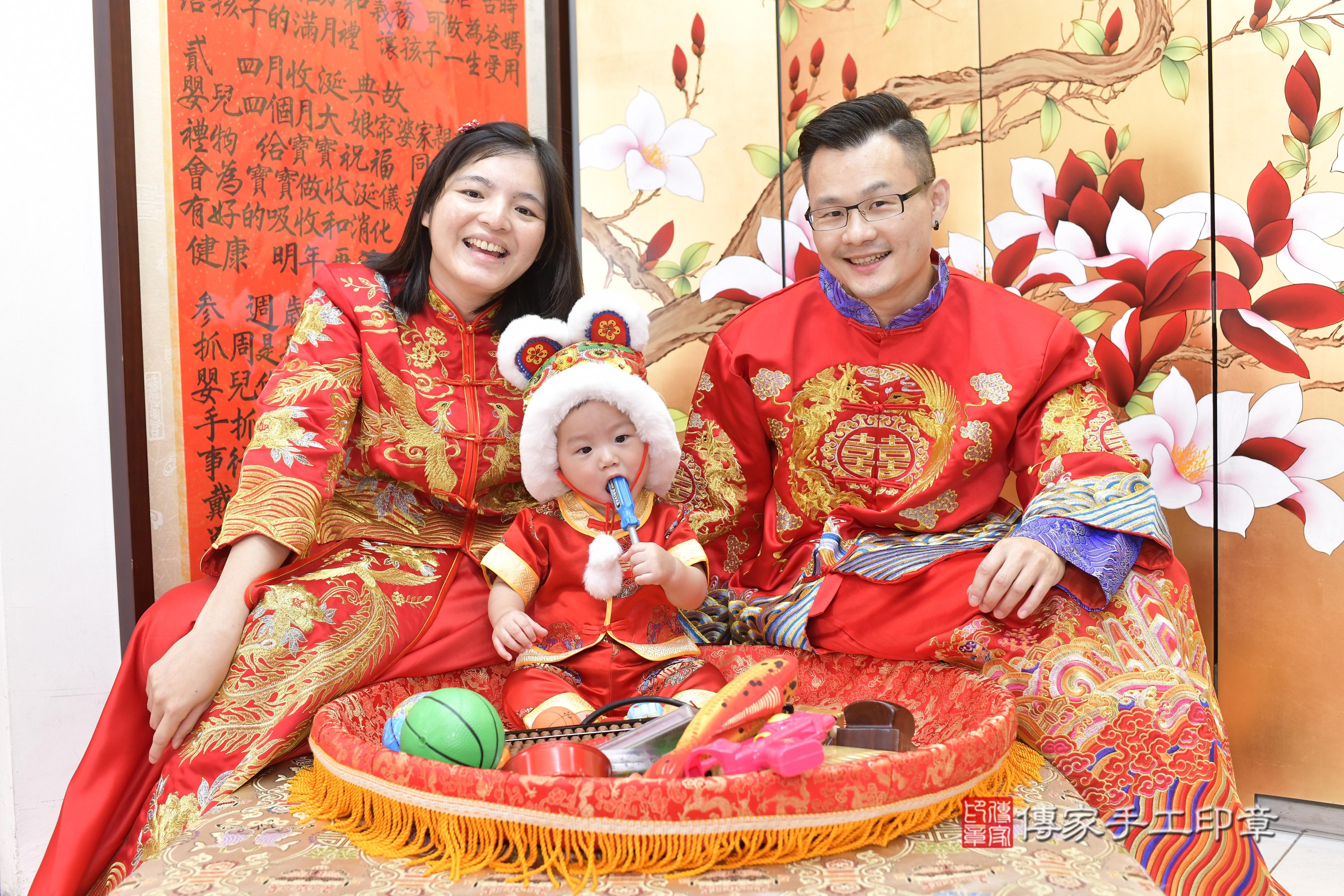 傳家手工印章新竹店、抓周、度脺、美式風會場、傳家嬰兒古禮、吉祥話、抓周道具物品24種、拍照。抓周證書。寶寶抓周、滿周歲、生日快樂、祝福