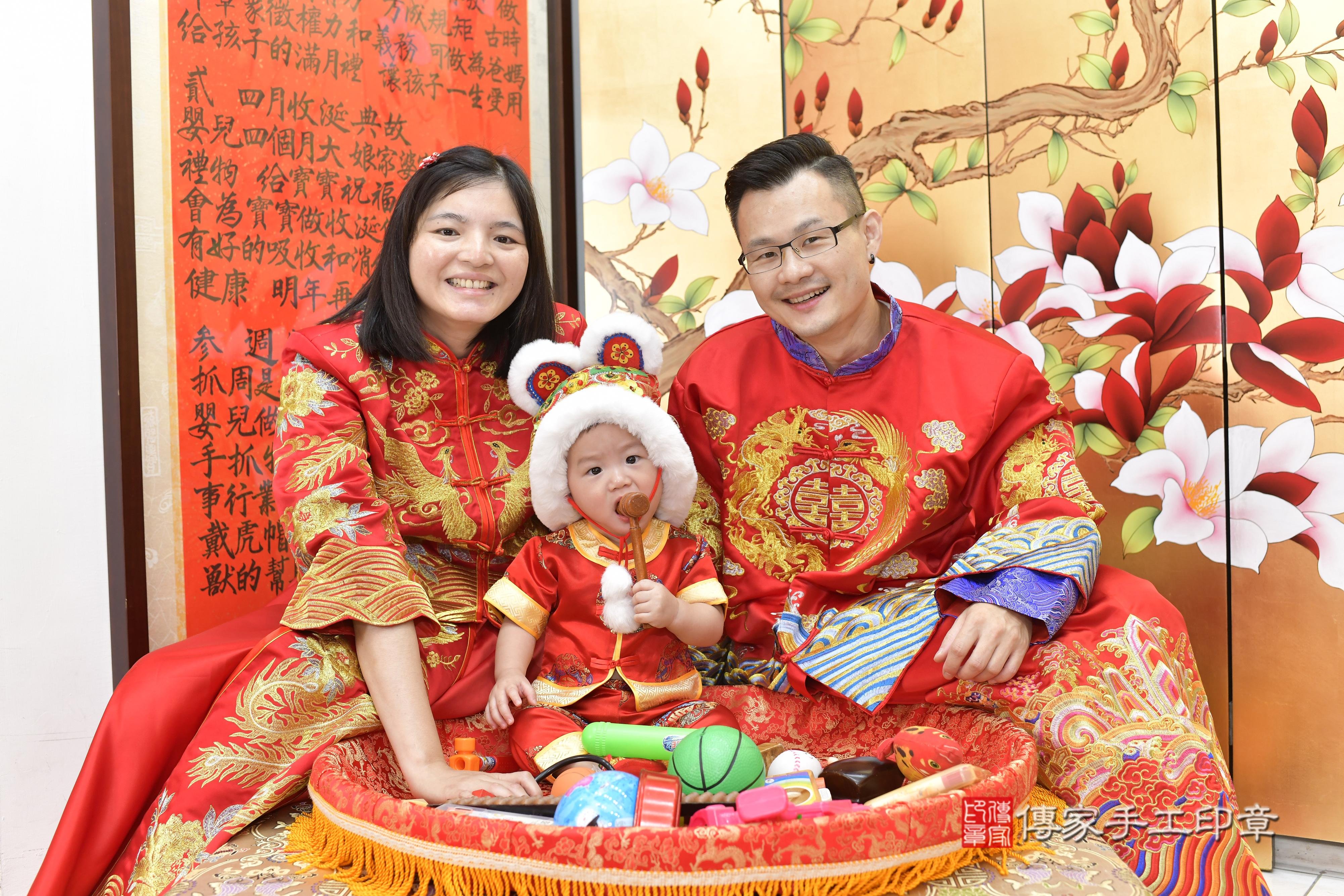 傳家手工印章新竹店、抓周、度脺、美式風會場、傳家嬰兒古禮、吉祥話、抓周道具物品24種、拍照。抓周證書。寶寶抓周、滿周歲、生日快樂、祝福