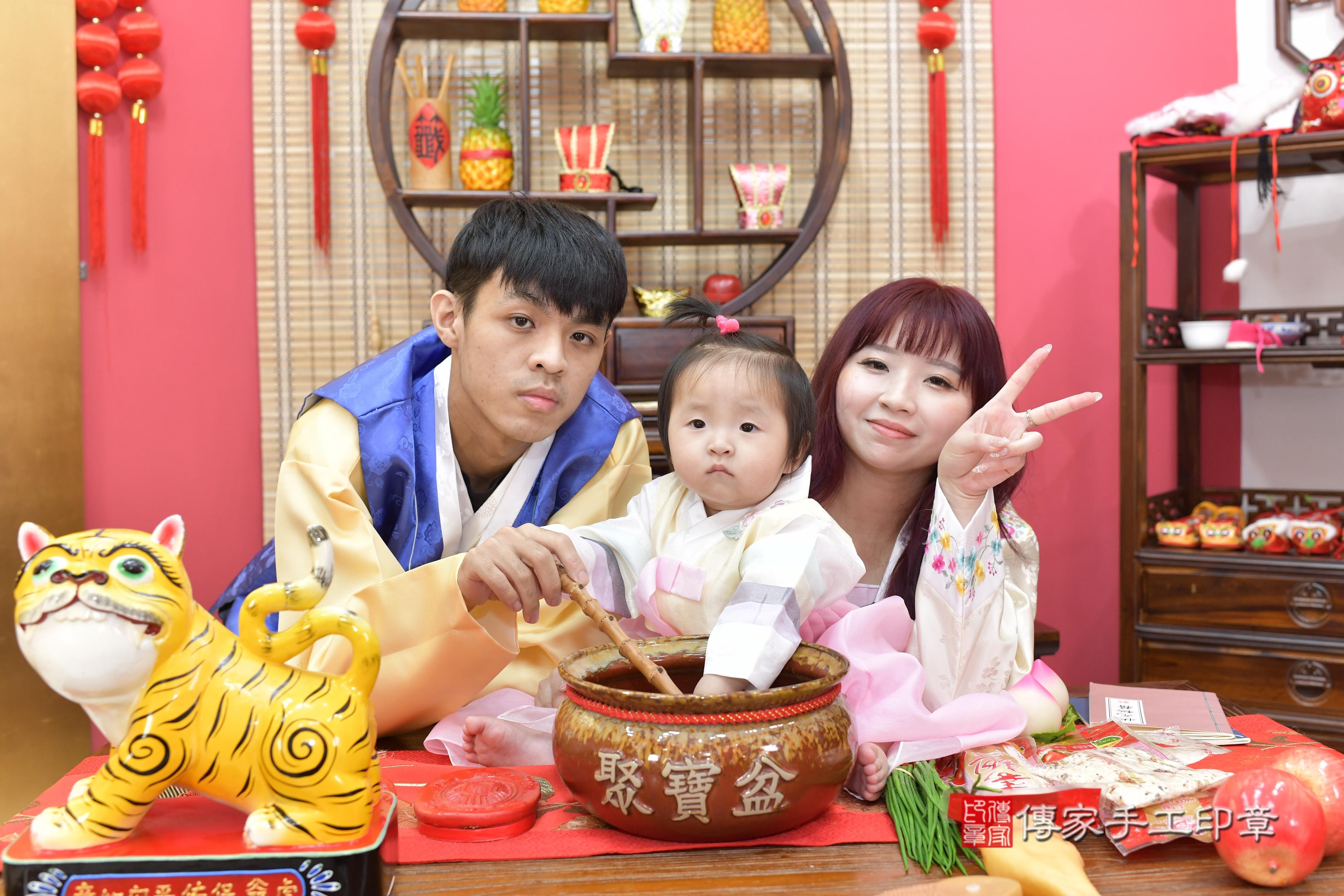 傳家手工印章新竹店、抓周、度脺、美式風會場、傳家嬰兒古禮、吉祥話、抓周道具物品24種、拍照。抓周證書。寶寶抓周、滿周歲、生日快樂、祝福
