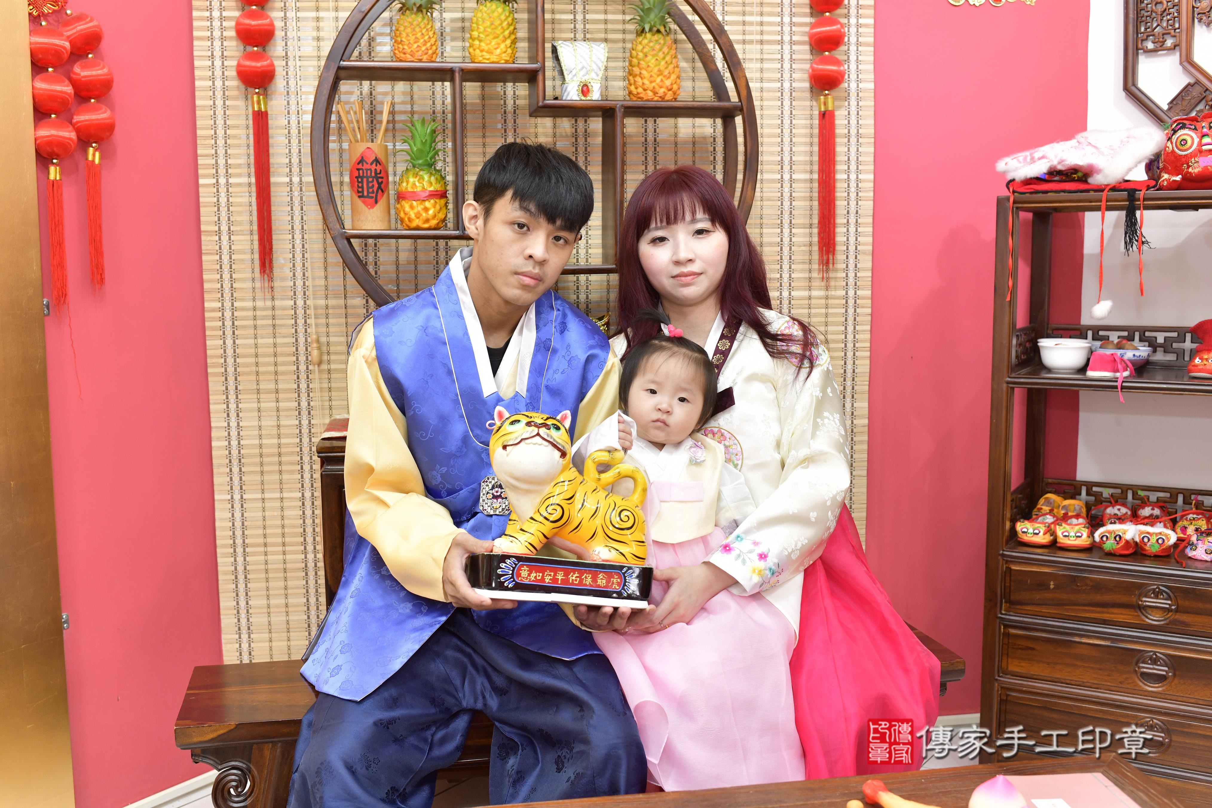 傳家手工印章新竹店、抓周、度脺、美式風會場、傳家嬰兒古禮、吉祥話、抓周道具物品24種、拍照。抓周證書。寶寶抓周、滿周歲、生日快樂、祝福