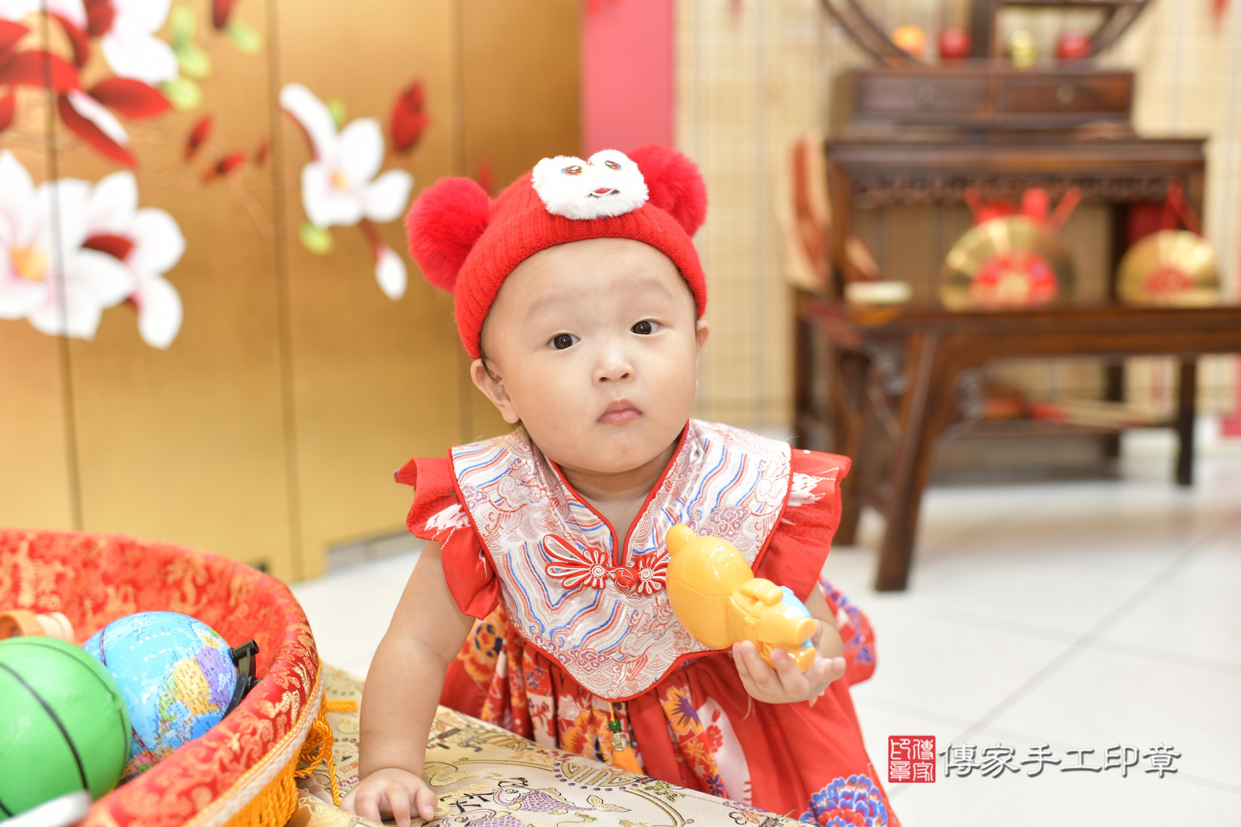傳家手工印章新竹店、抓周、度脺、美式風會場、傳家嬰兒古禮、吉祥話、抓周道具物品24種、拍照。抓周證書。寶寶抓周、滿周歲、生日快樂、祝福