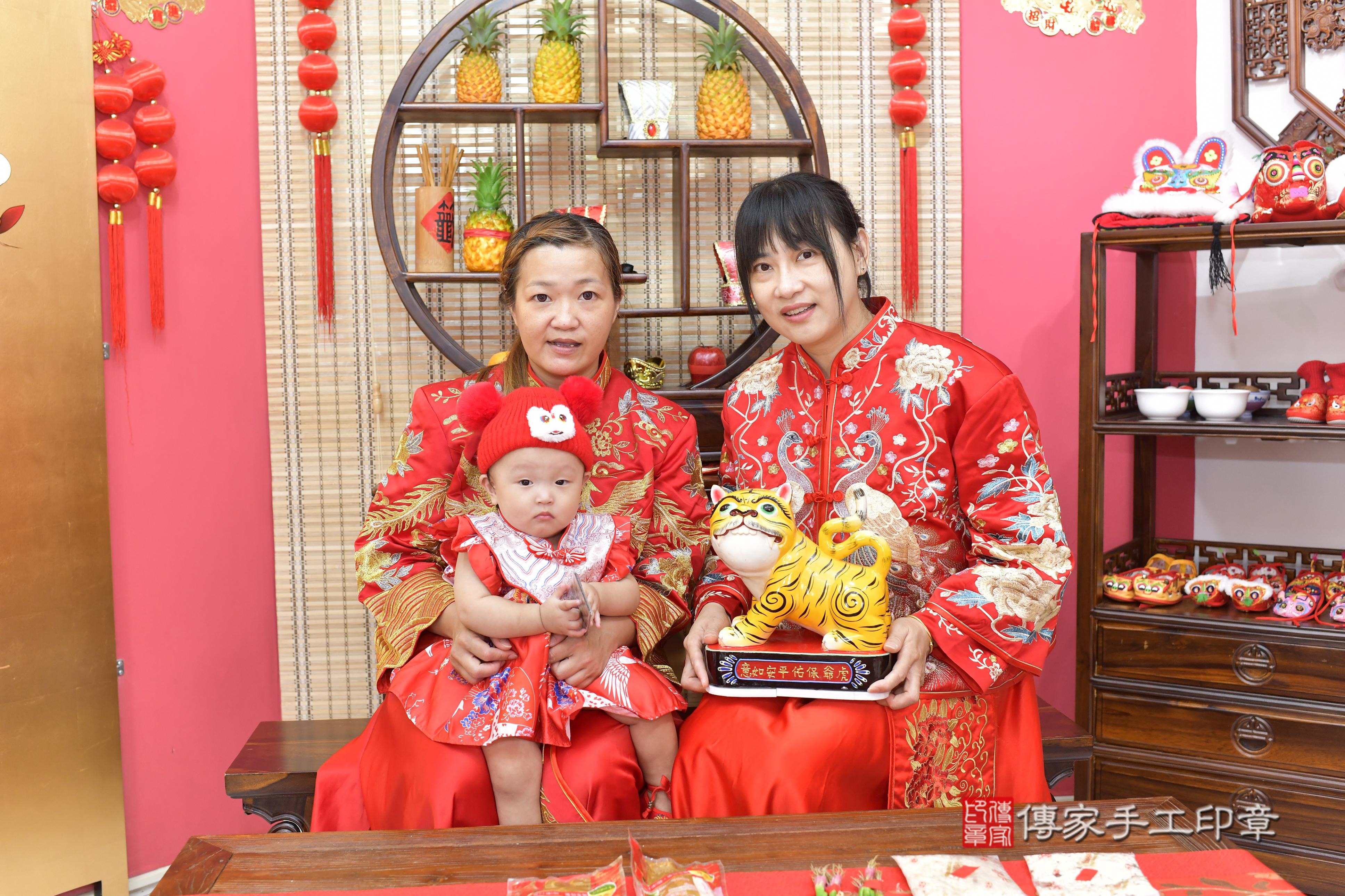 傳家手工印章新竹店、抓周、度脺、美式風會場、傳家嬰兒古禮、吉祥話、抓周道具物品24種、拍照。抓周證書。寶寶抓周、滿周歲、生日快樂、祝福