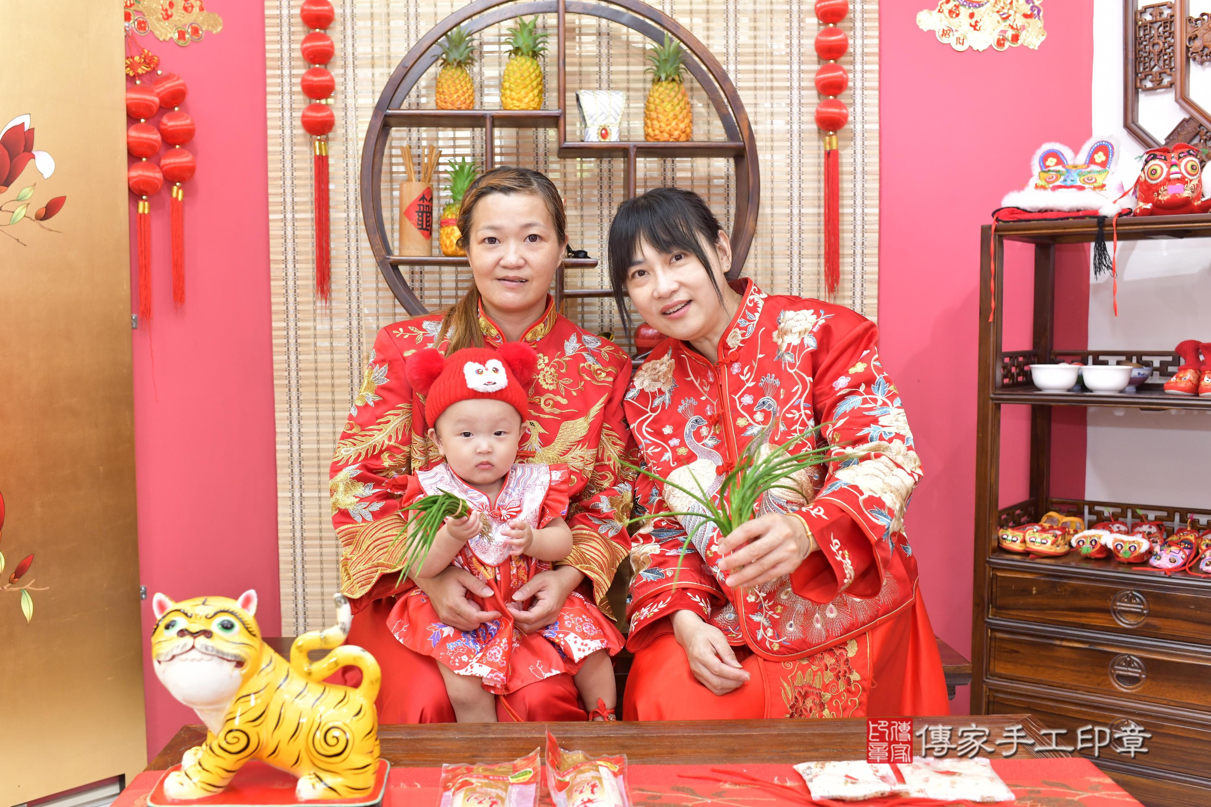 傳家手工印章新竹店、抓周、度脺、美式風會場、傳家嬰兒古禮、吉祥話、抓周道具物品24種、拍照。抓周證書。寶寶抓周、滿周歲、生日快樂、祝福