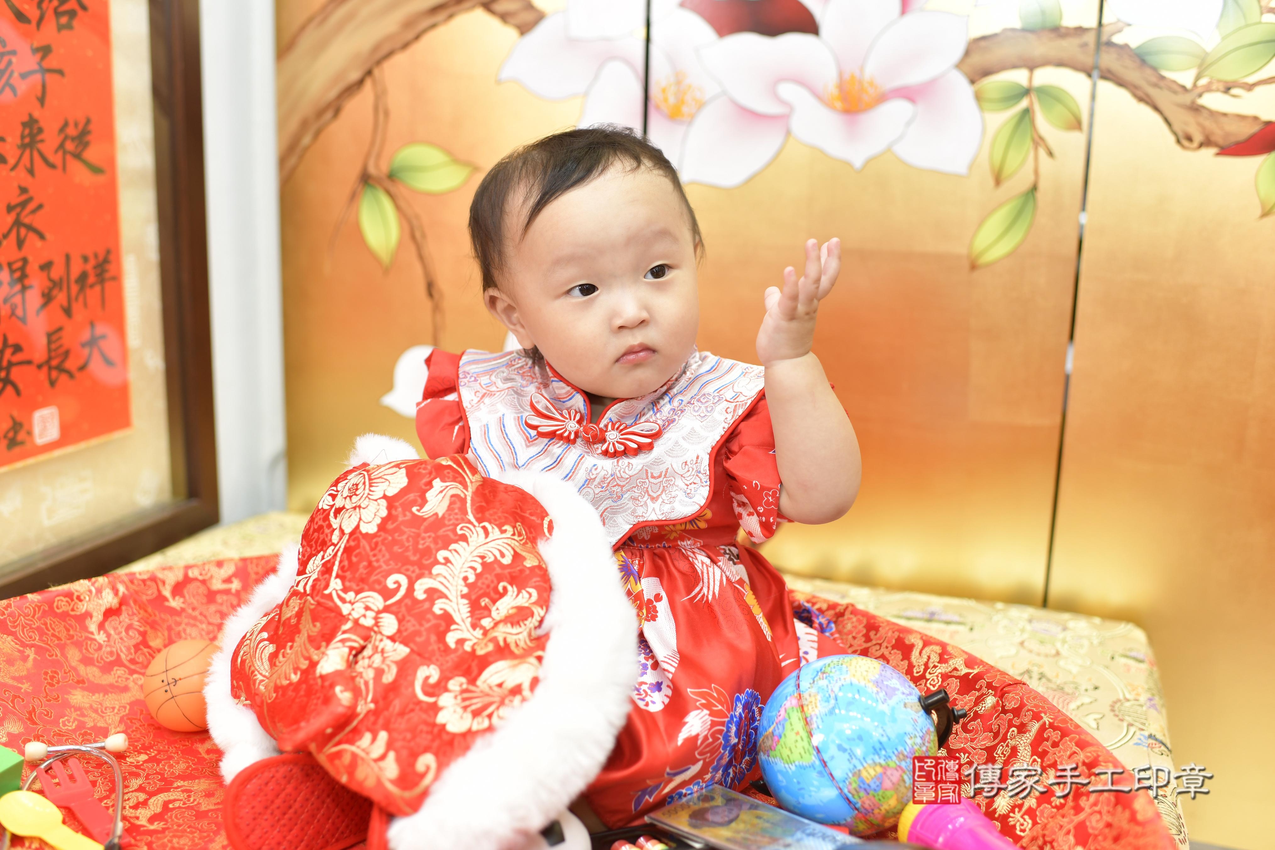 傳家手工印章新竹店、抓周、度脺、美式風會場、傳家嬰兒古禮、吉祥話、抓周道具物品24種、拍照。抓周證書。寶寶抓周、滿周歲、生日快樂、祝福