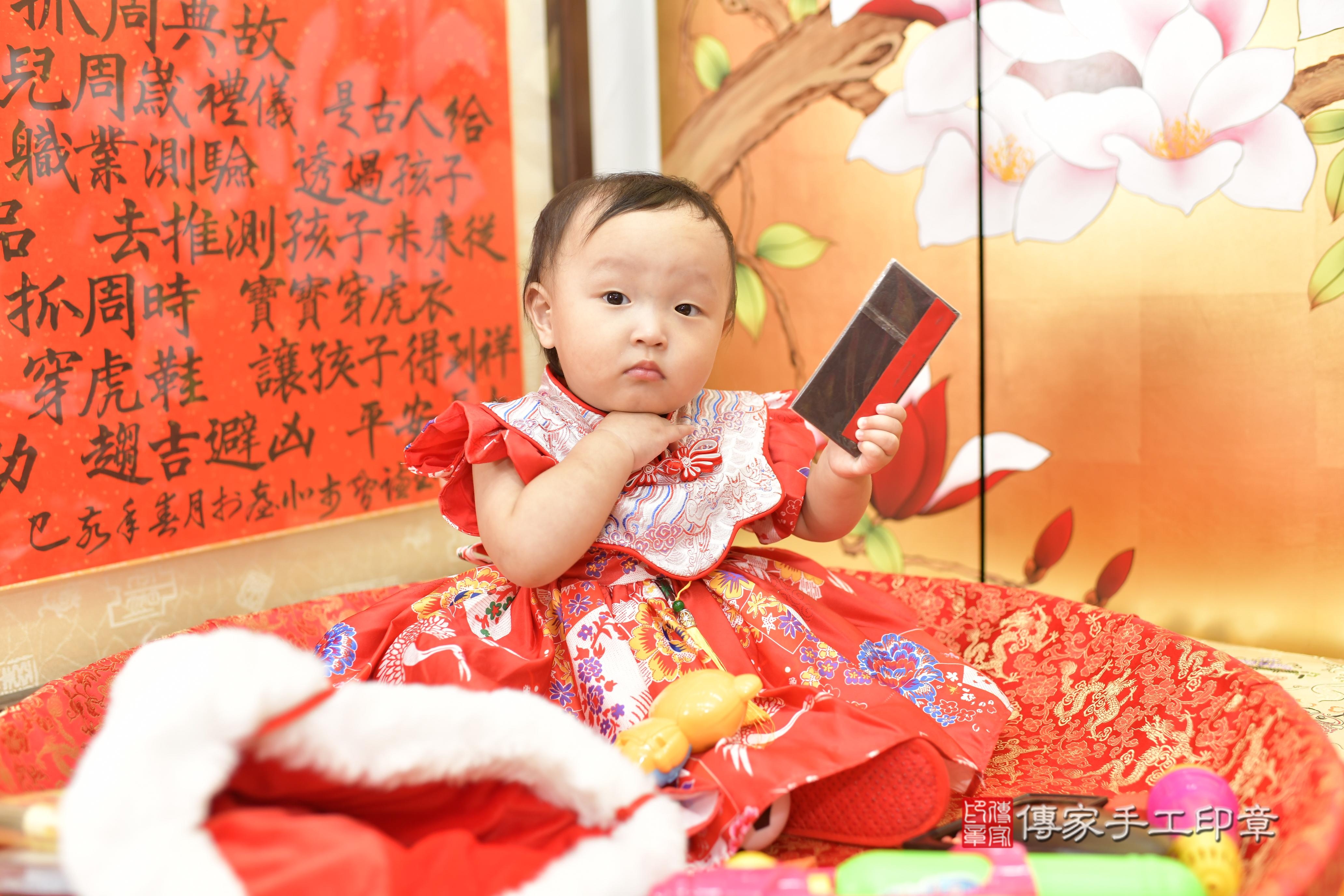 傳家手工印章新竹店、抓周、度脺、美式風會場、傳家嬰兒古禮、吉祥話、抓周道具物品24種、拍照。抓周證書。寶寶抓周、滿周歲、生日快樂、祝福