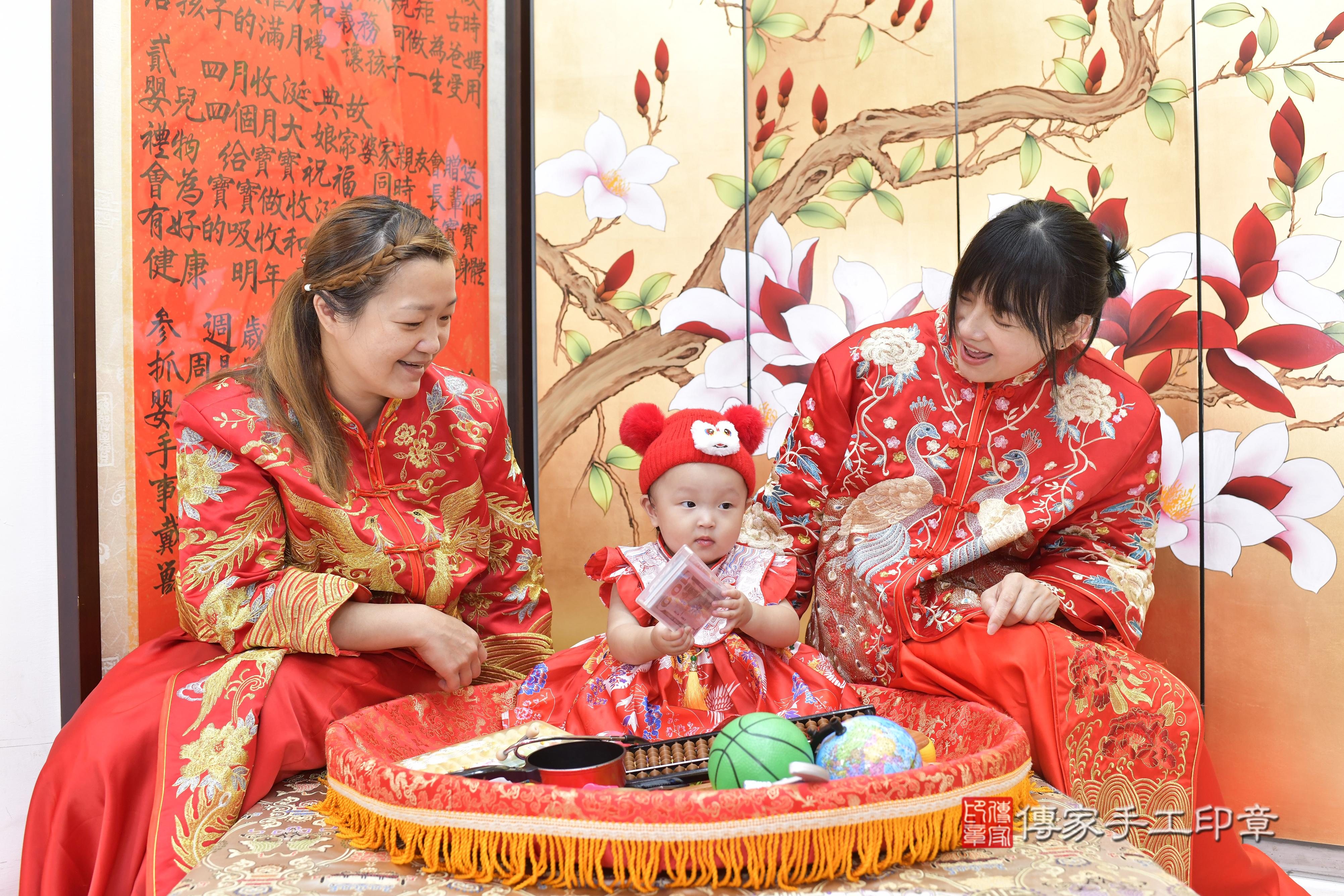 傳家手工印章新竹店、抓周、度脺、美式風會場、傳家嬰兒古禮、吉祥話、抓周道具物品24種、拍照。抓周證書。寶寶抓周、滿周歲、生日快樂、祝福
