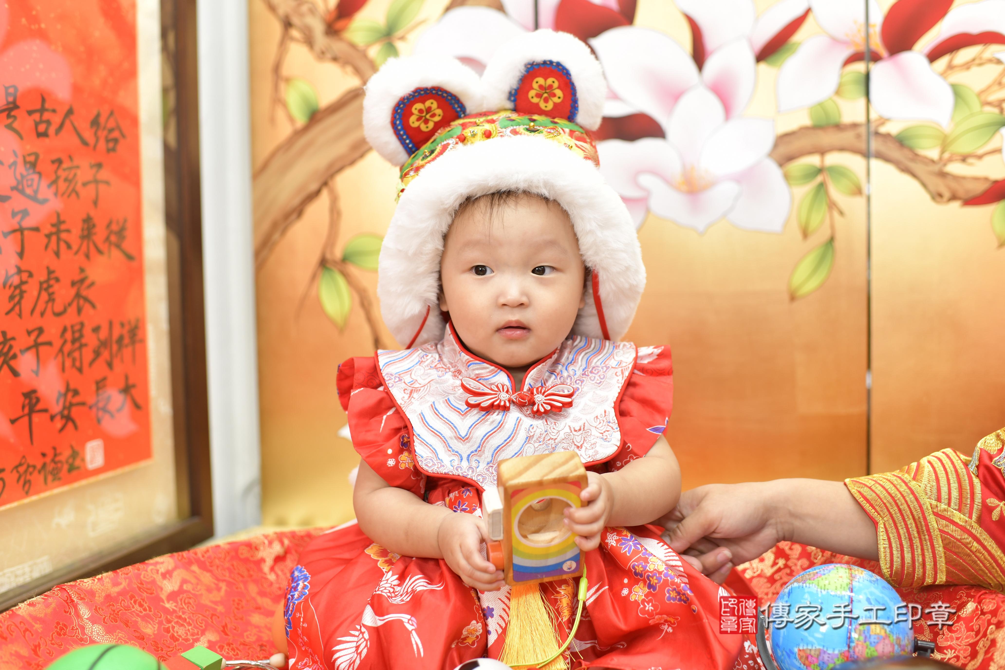傳家手工印章新竹店、抓周、度脺、美式風會場、傳家嬰兒古禮、吉祥話、抓周道具物品24種、拍照。抓周證書。寶寶抓周、滿周歲、生日快樂、祝福