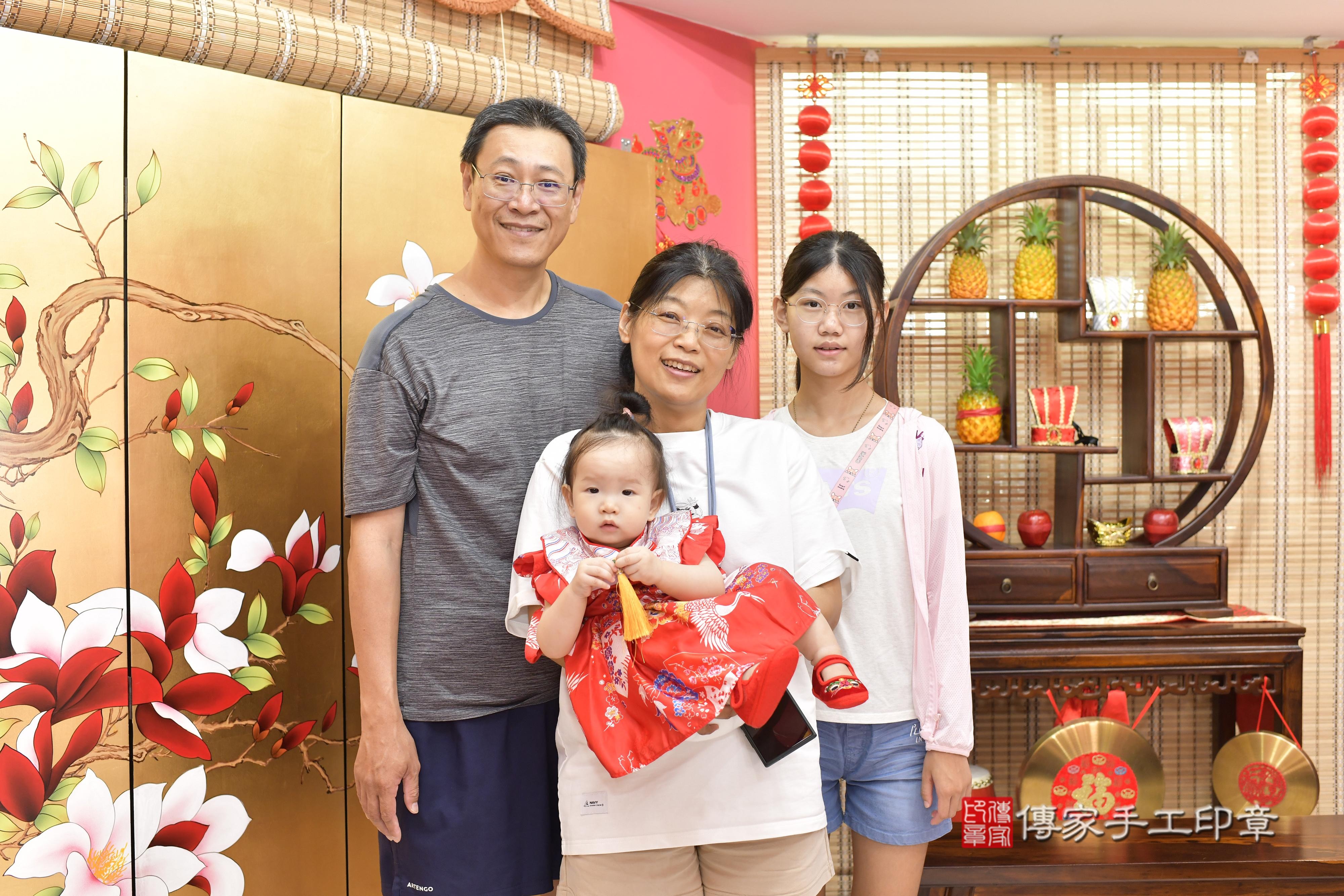 傳家手工印章新竹店、抓周、度脺、美式風會場、傳家嬰兒古禮、吉祥話、抓周道具物品24種、拍照。抓周證書。寶寶抓周、滿周歲、生日快樂、祝福