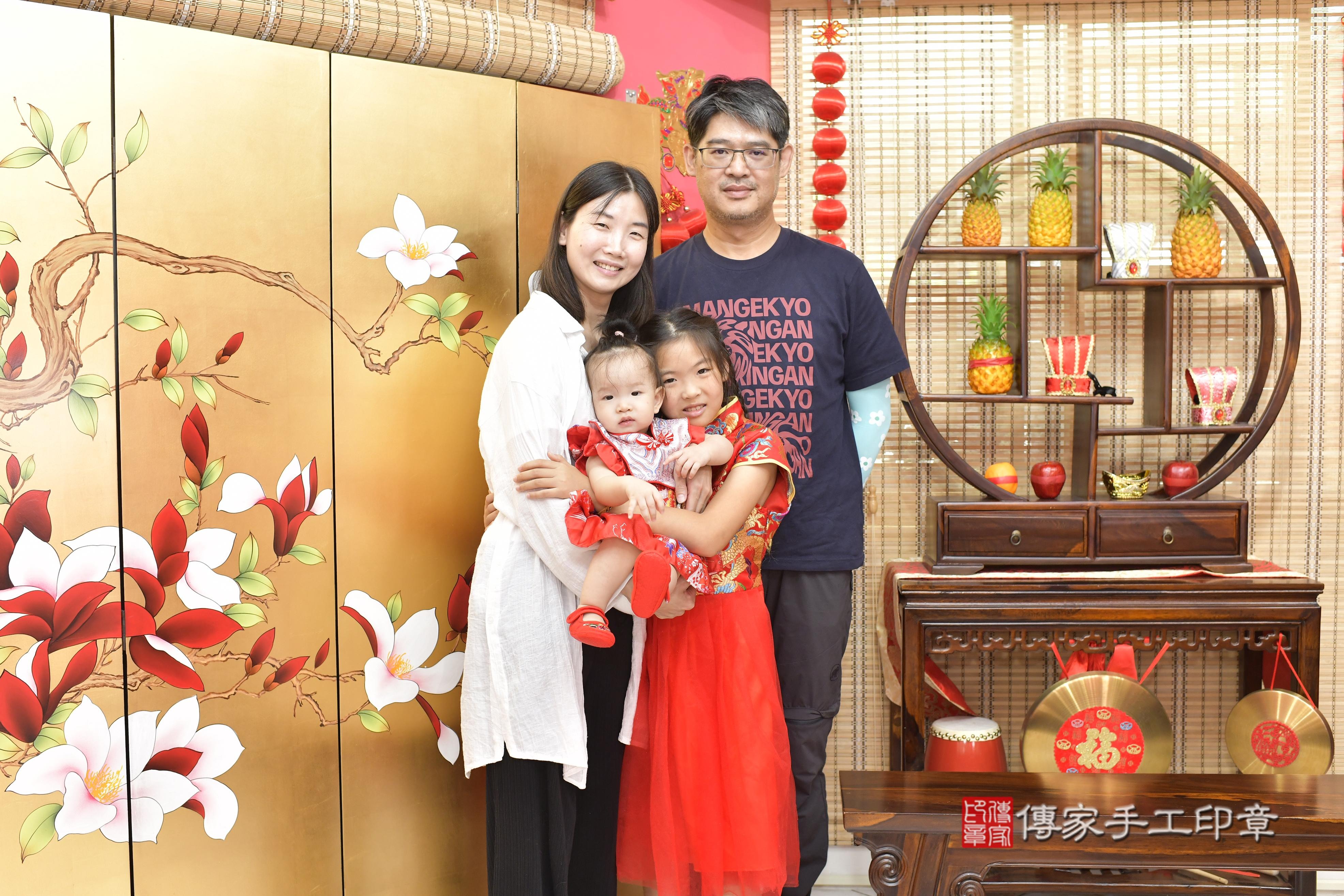 傳家手工印章新竹店、抓周、度脺、美式風會場、傳家嬰兒古禮、吉祥話、抓周道具物品24種、拍照。抓周證書。寶寶抓周、滿周歲、生日快樂、祝福