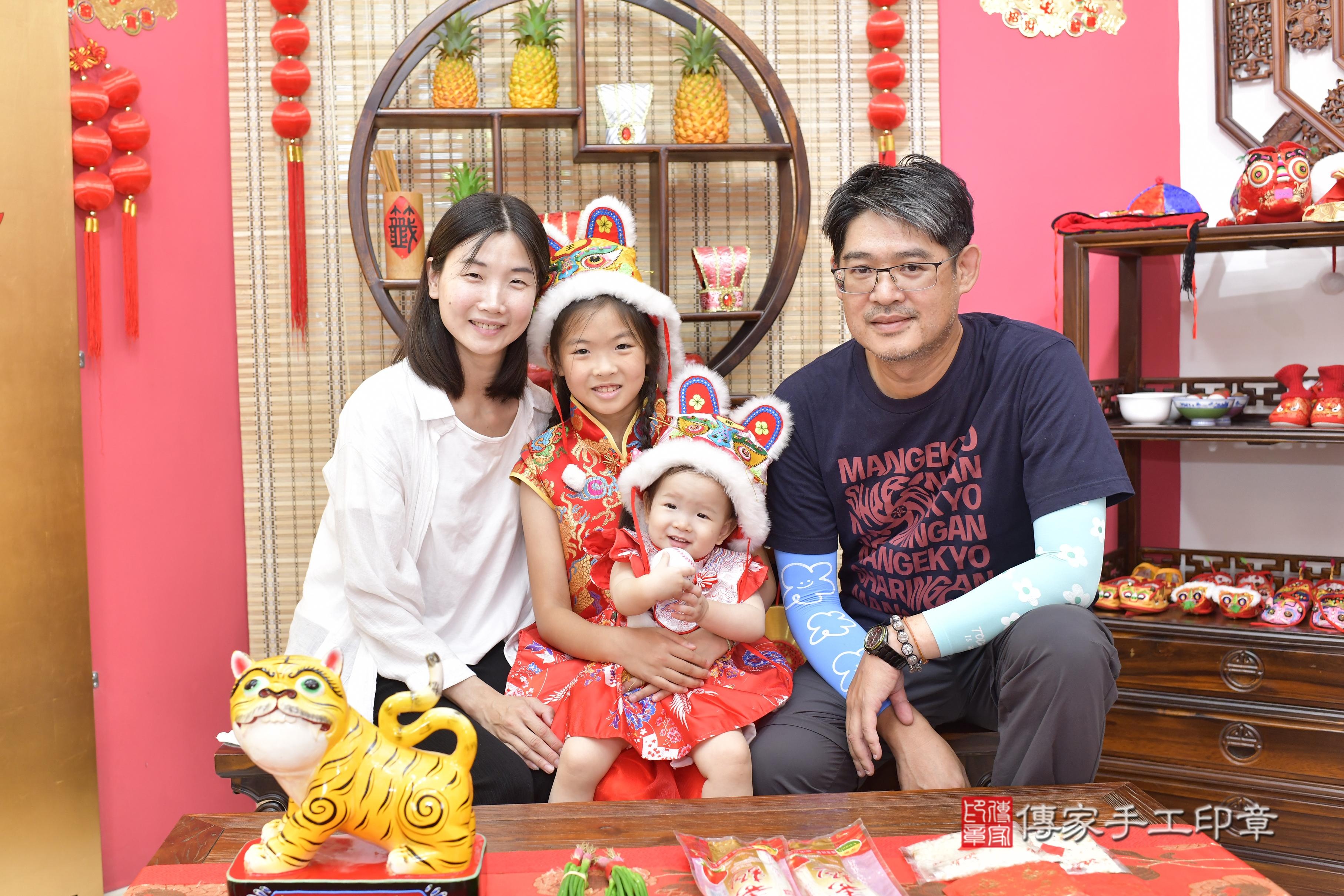 傳家手工印章新竹店、抓周、度脺、美式風會場、傳家嬰兒古禮、吉祥話、抓周道具物品24種、拍照。抓周證書。寶寶抓周、滿周歲、生日快樂、祝福