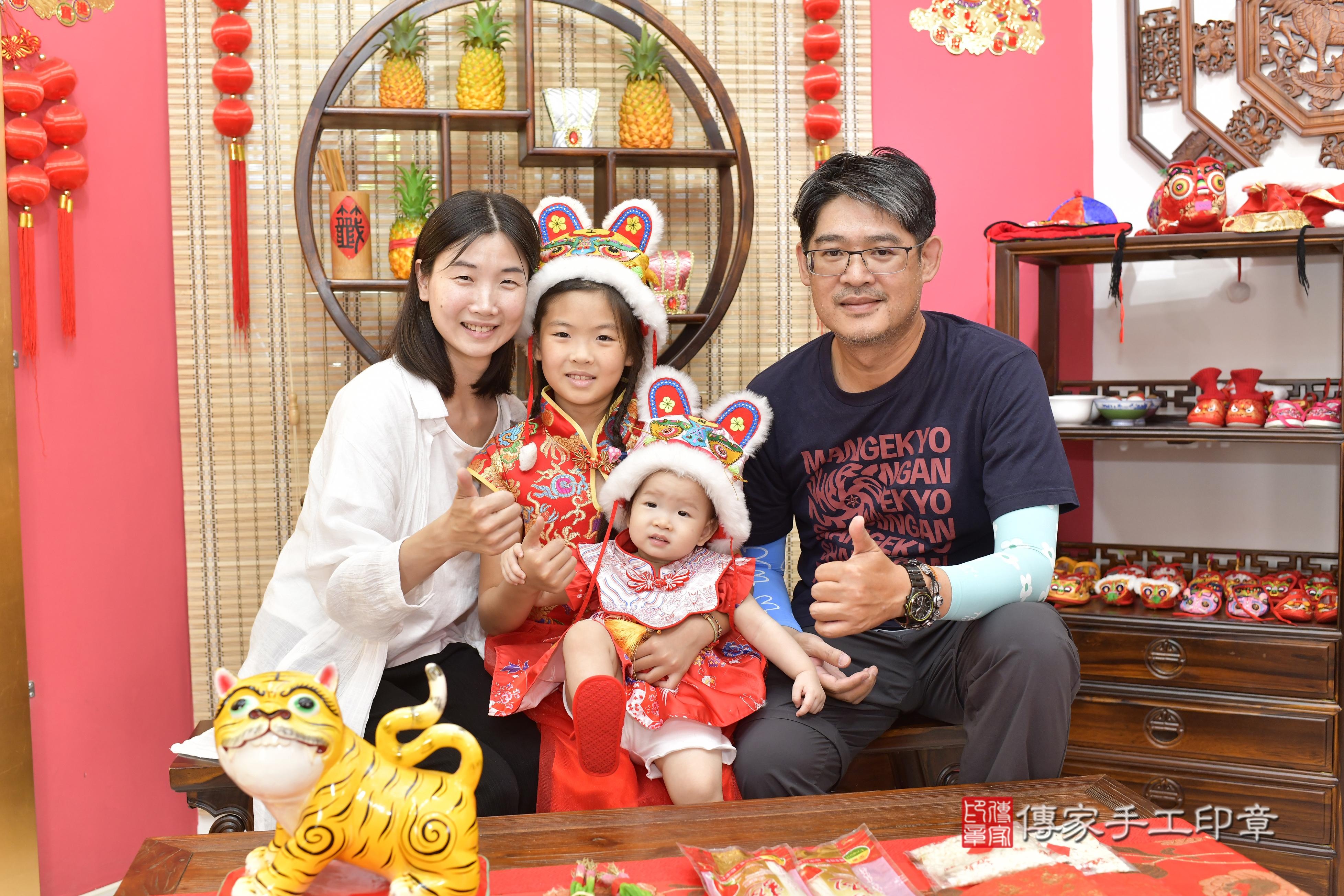 傳家手工印章新竹店、抓周、度脺、美式風會場、傳家嬰兒古禮、吉祥話、抓周道具物品24種、拍照。抓周證書。寶寶抓周、滿周歲、生日快樂、祝福