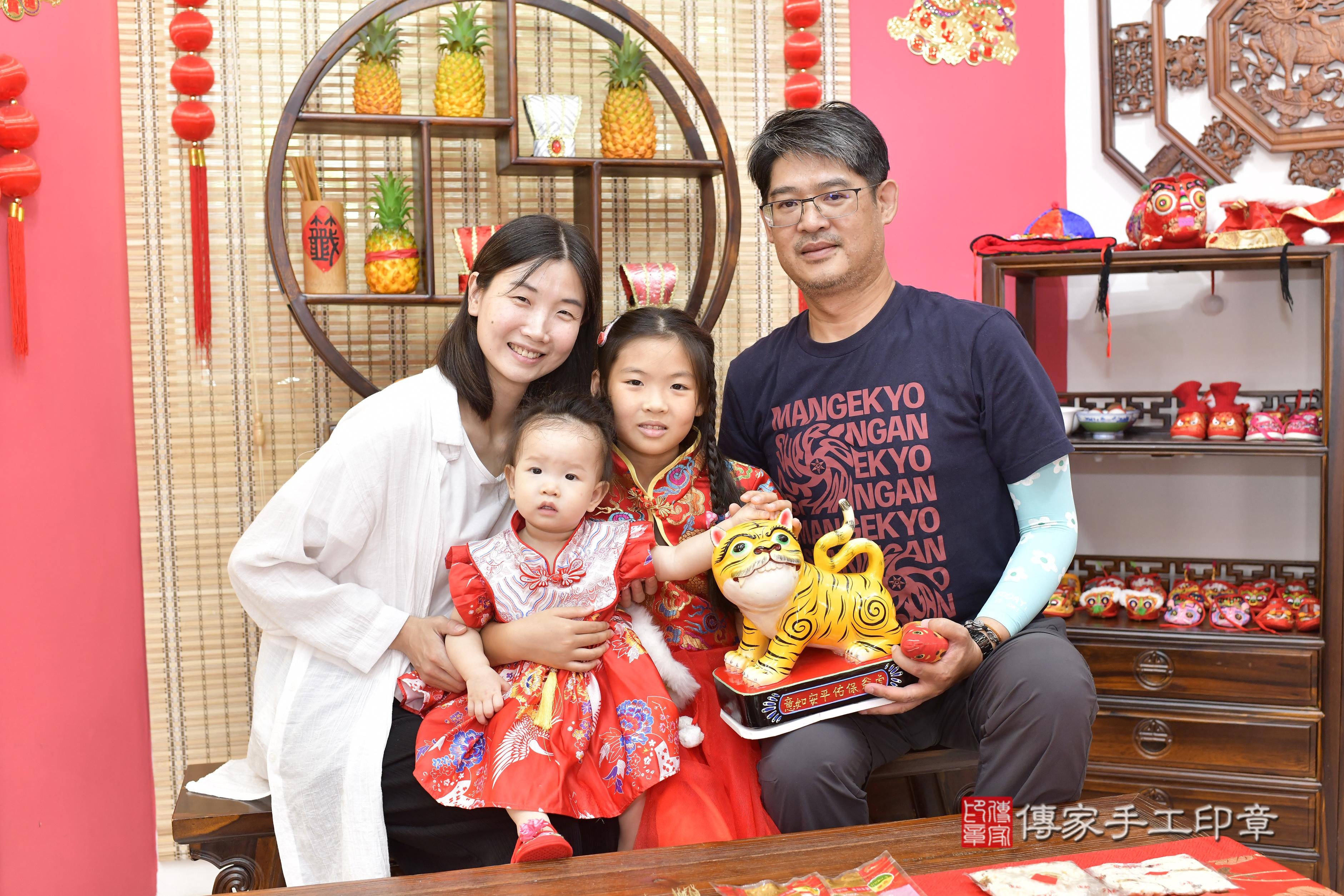 傳家手工印章新竹店、抓周、度脺、美式風會場、傳家嬰兒古禮、吉祥話、抓周道具物品24種、拍照。抓周證書。寶寶抓周、滿周歲、生日快樂、祝福