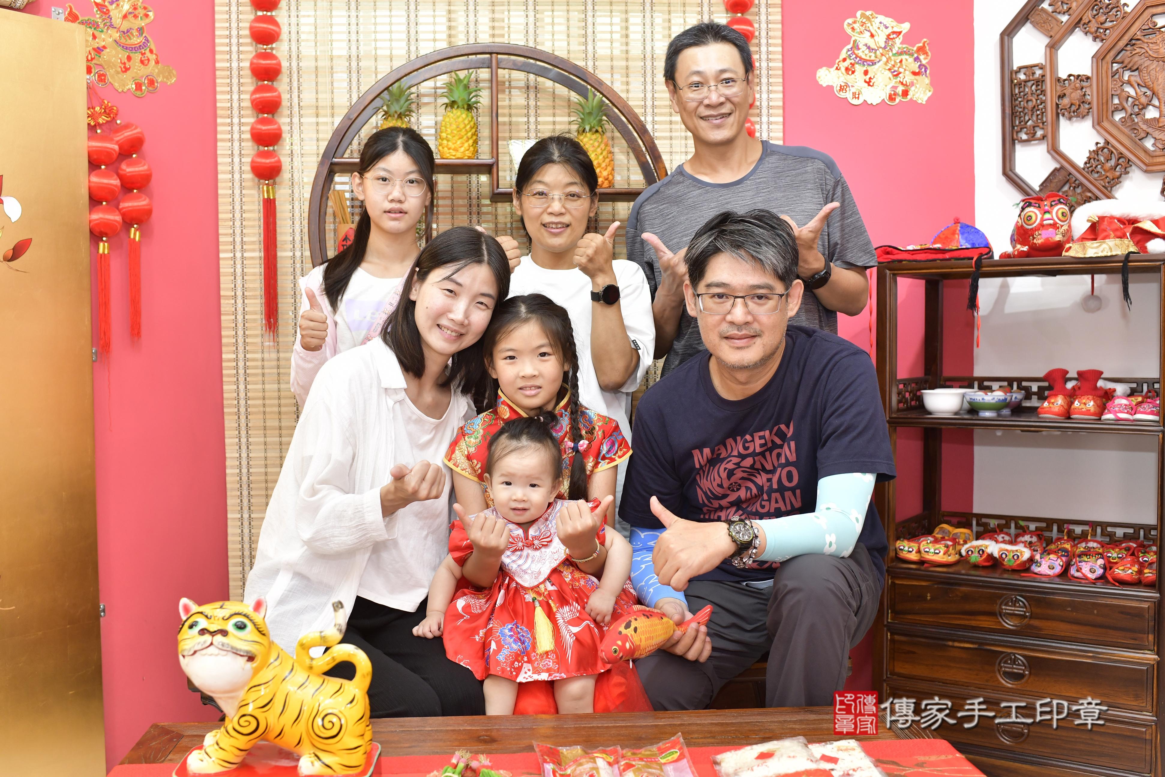 傳家手工印章新竹店、抓周、度脺、美式風會場、傳家嬰兒古禮、吉祥話、抓周道具物品24種、拍照。抓周證書。寶寶抓周、滿周歲、生日快樂、祝福