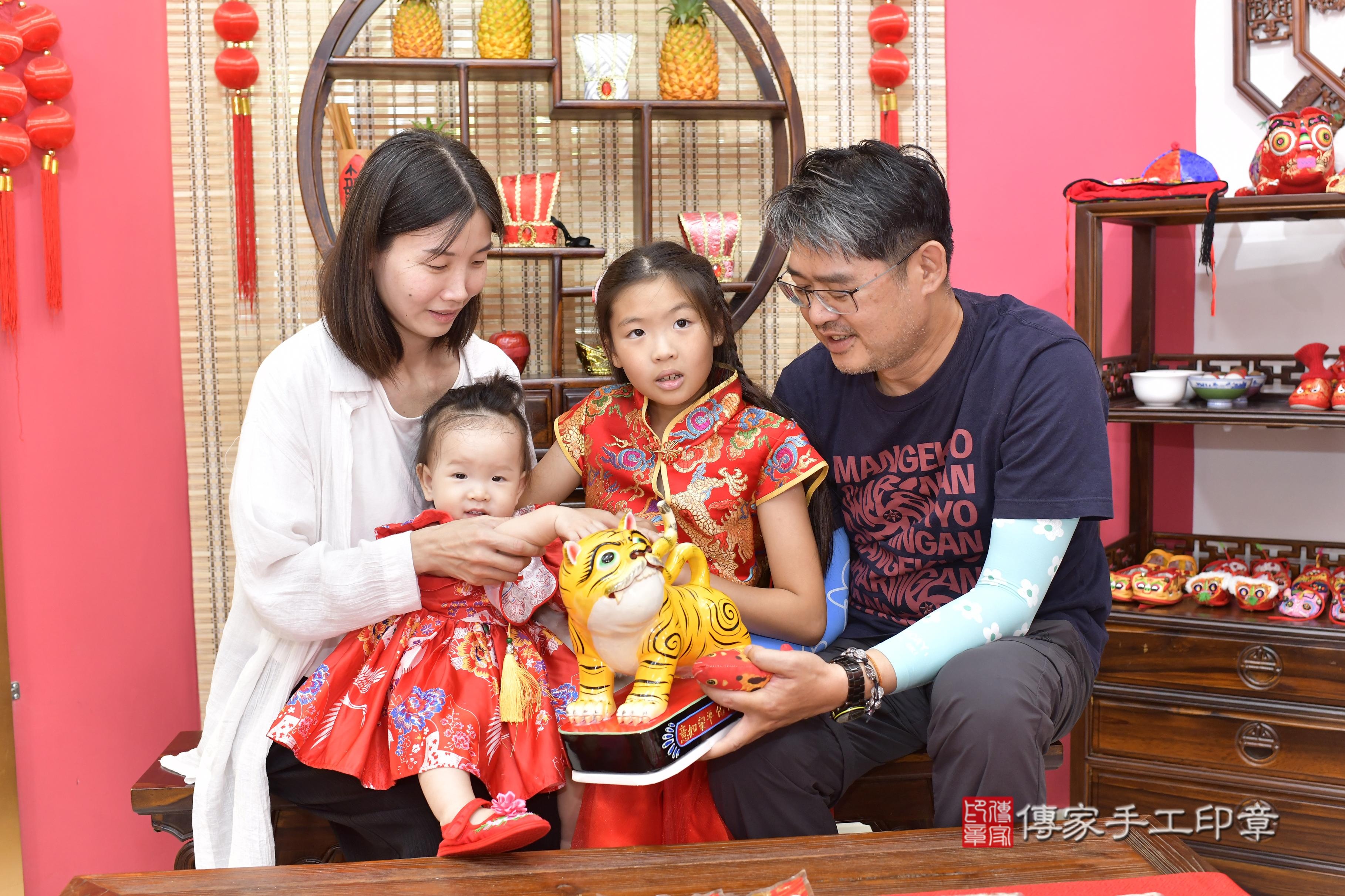 傳家手工印章新竹店、抓周、度脺、美式風會場、傳家嬰兒古禮、吉祥話、抓周道具物品24種、拍照。抓周證書。寶寶抓周、滿周歲、生日快樂、祝福