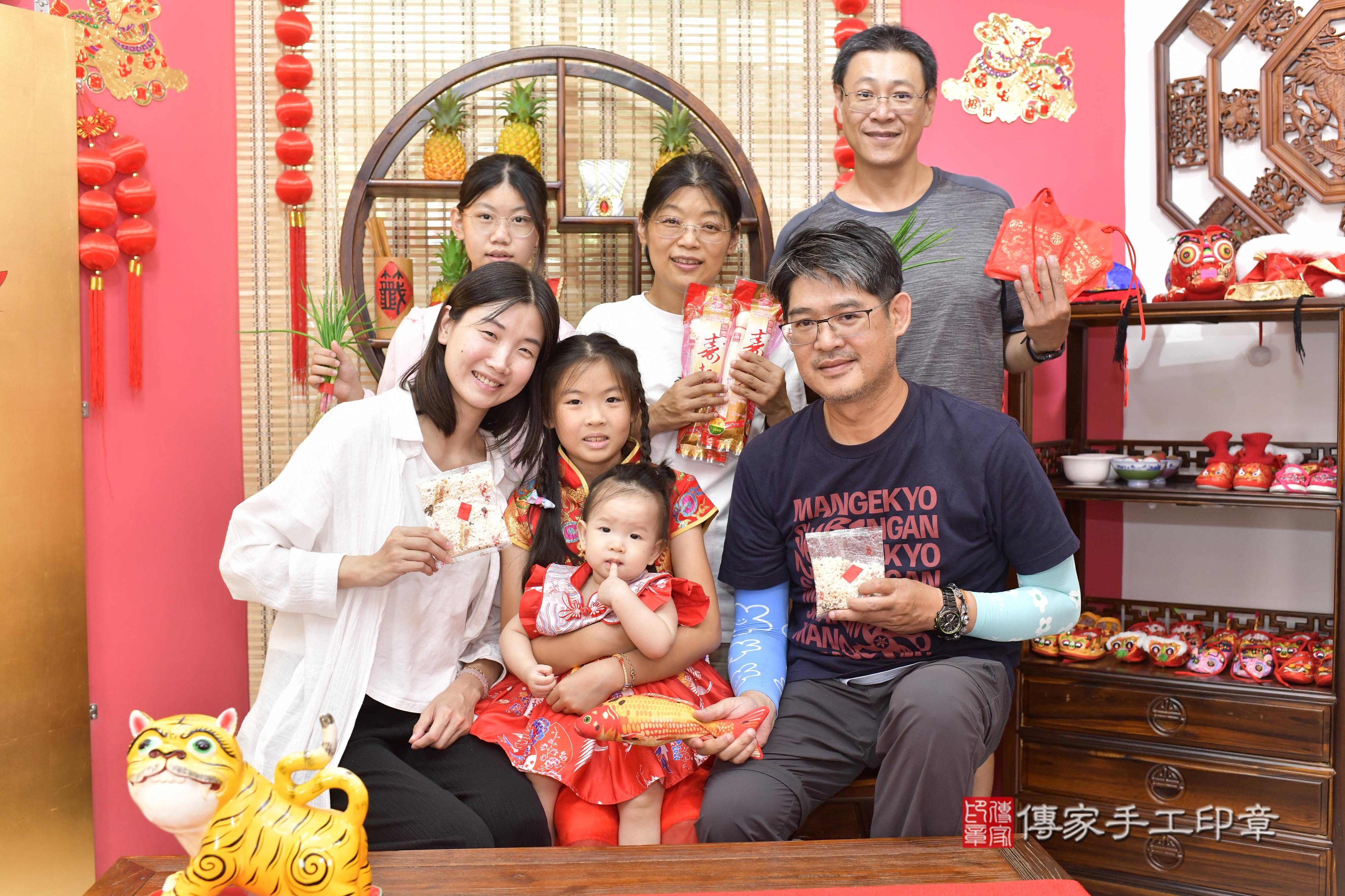 傳家手工印章新竹店、抓周、度脺、美式風會場、傳家嬰兒古禮、吉祥話、抓周道具物品24種、拍照。抓周證書。寶寶抓周、滿周歲、生日快樂、祝福
