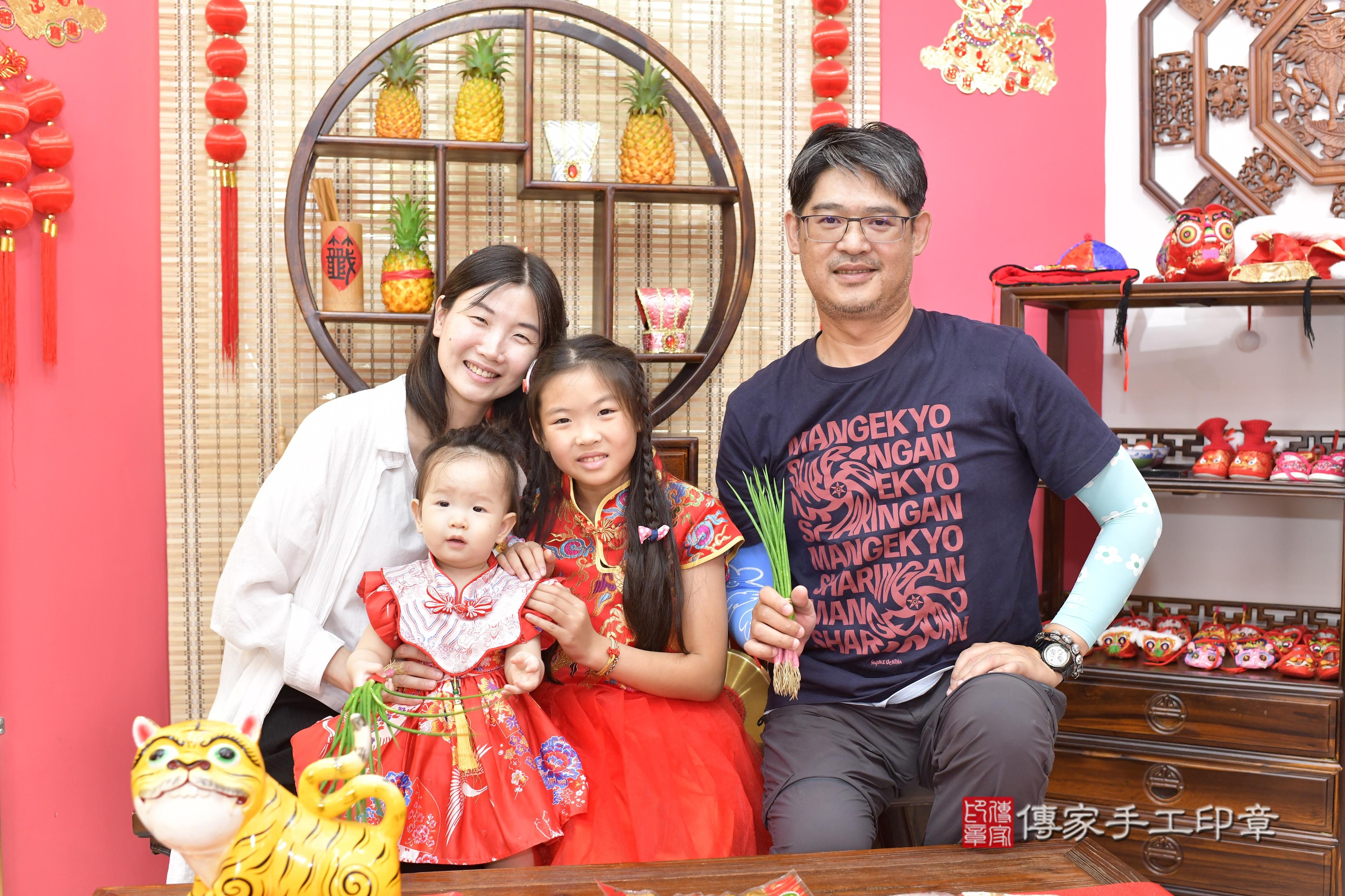 傳家手工印章新竹店、抓周、度脺、美式風會場、傳家嬰兒古禮、吉祥話、抓周道具物品24種、拍照。抓周證書。寶寶抓周、滿周歲、生日快樂、祝福