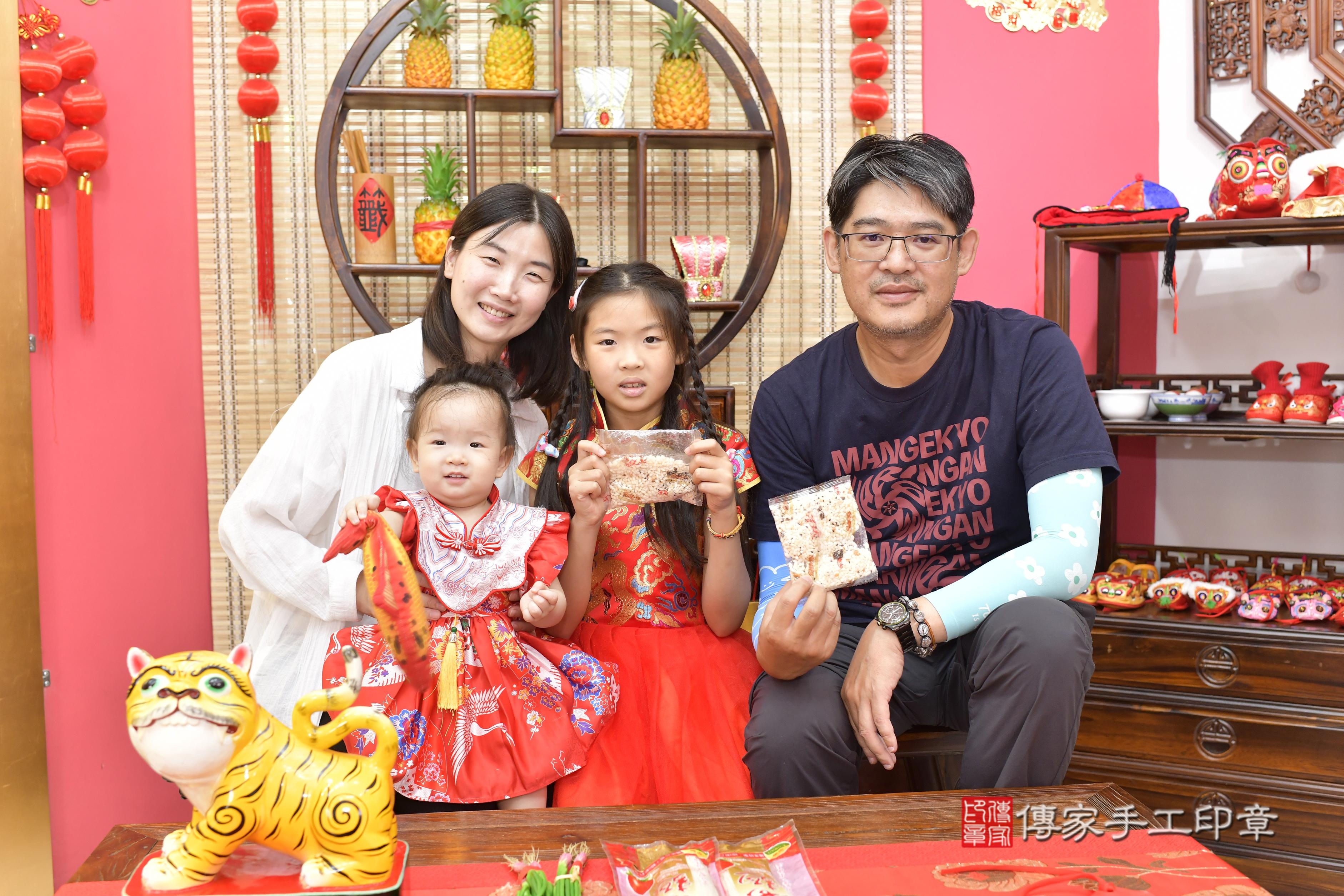 傳家手工印章新竹店、抓周、度脺、美式風會場、傳家嬰兒古禮、吉祥話、抓周道具物品24種、拍照。抓周證書。寶寶抓周、滿周歲、生日快樂、祝福