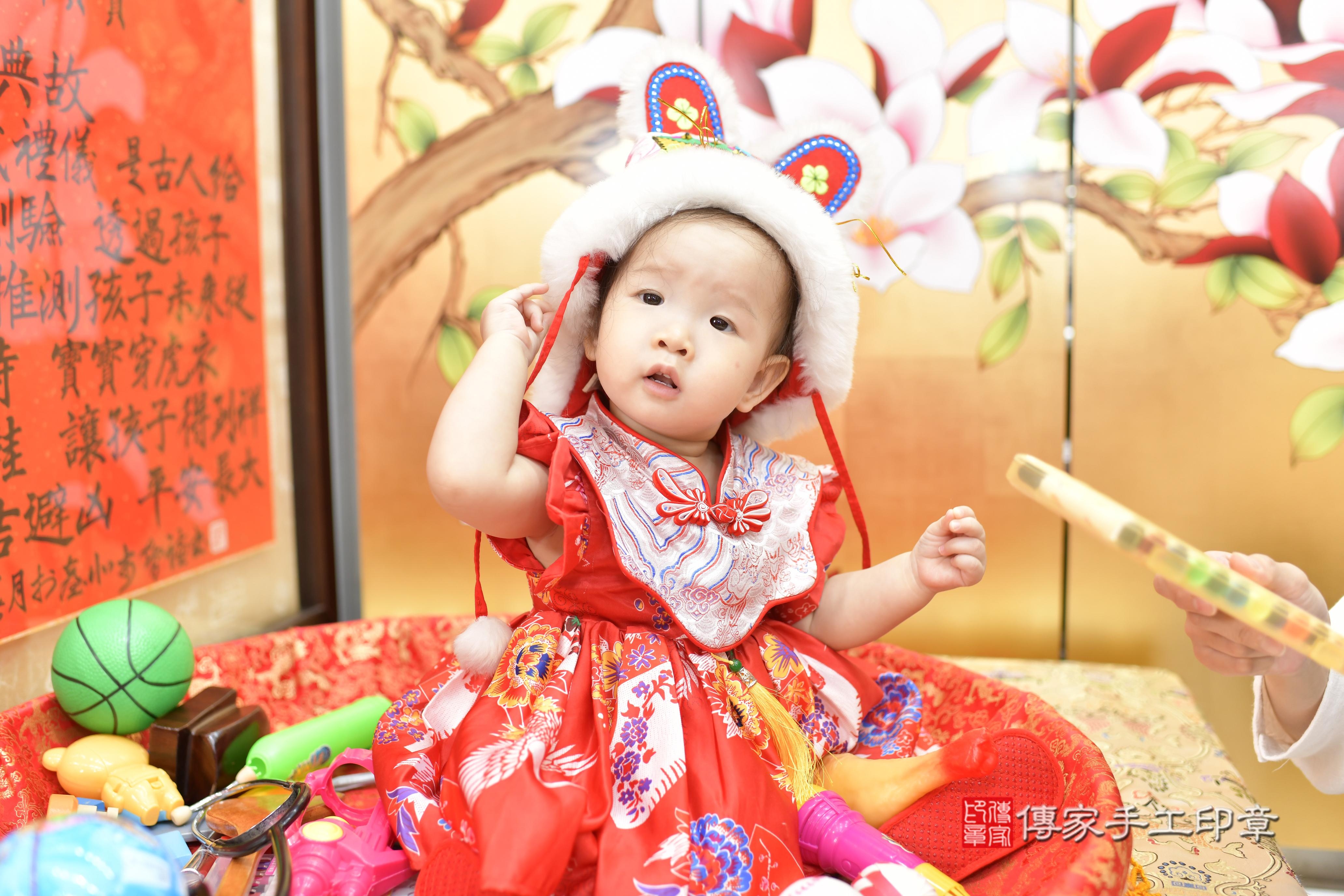 傳家手工印章新竹店、抓周、度脺、美式風會場、傳家嬰兒古禮、吉祥話、抓周道具物品24種、拍照。抓周證書。寶寶抓周、滿周歲、生日快樂、祝福