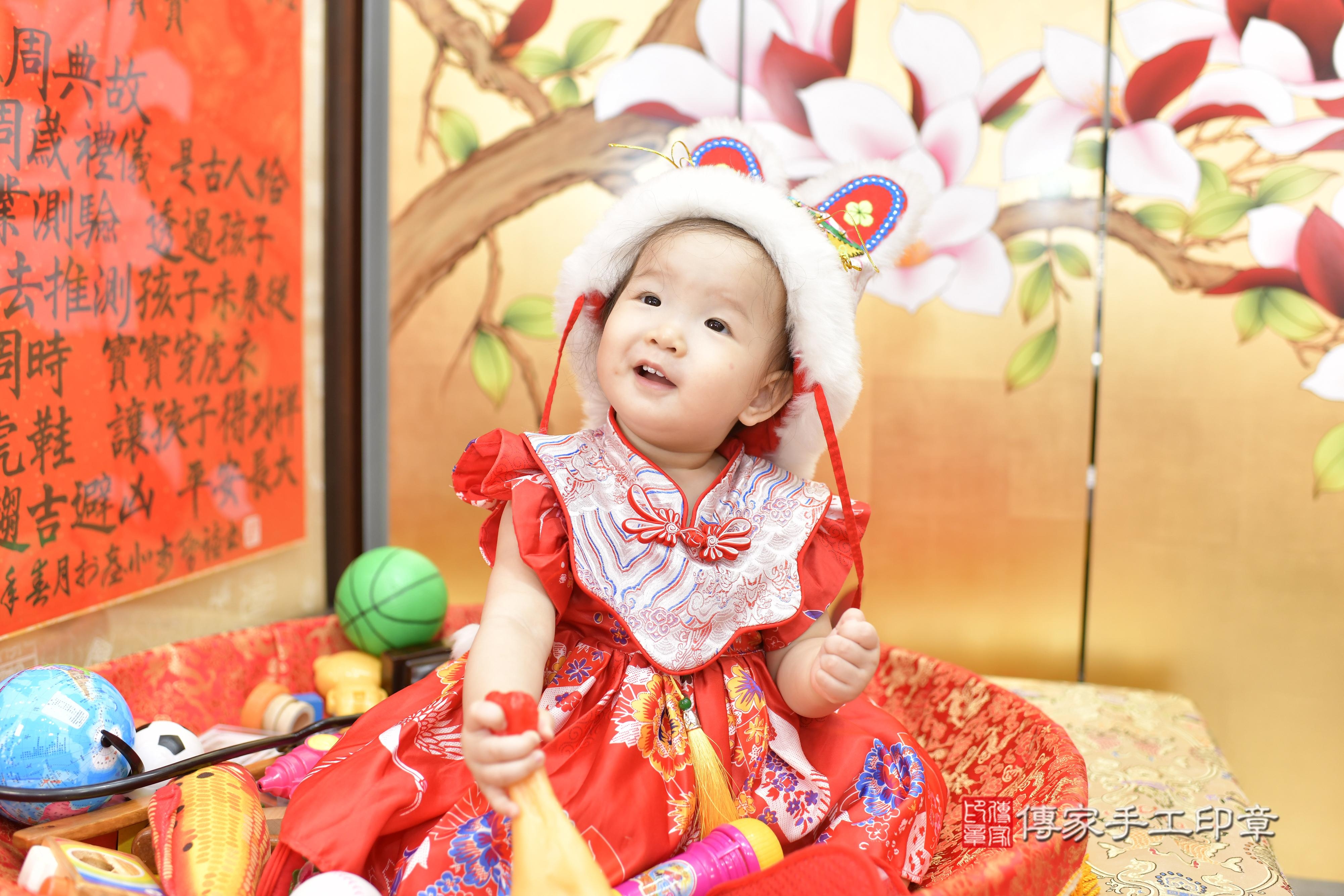 傳家手工印章新竹店、抓周、度脺、美式風會場、傳家嬰兒古禮、吉祥話、抓周道具物品24種、拍照。抓周證書。寶寶抓周、滿周歲、生日快樂、祝福