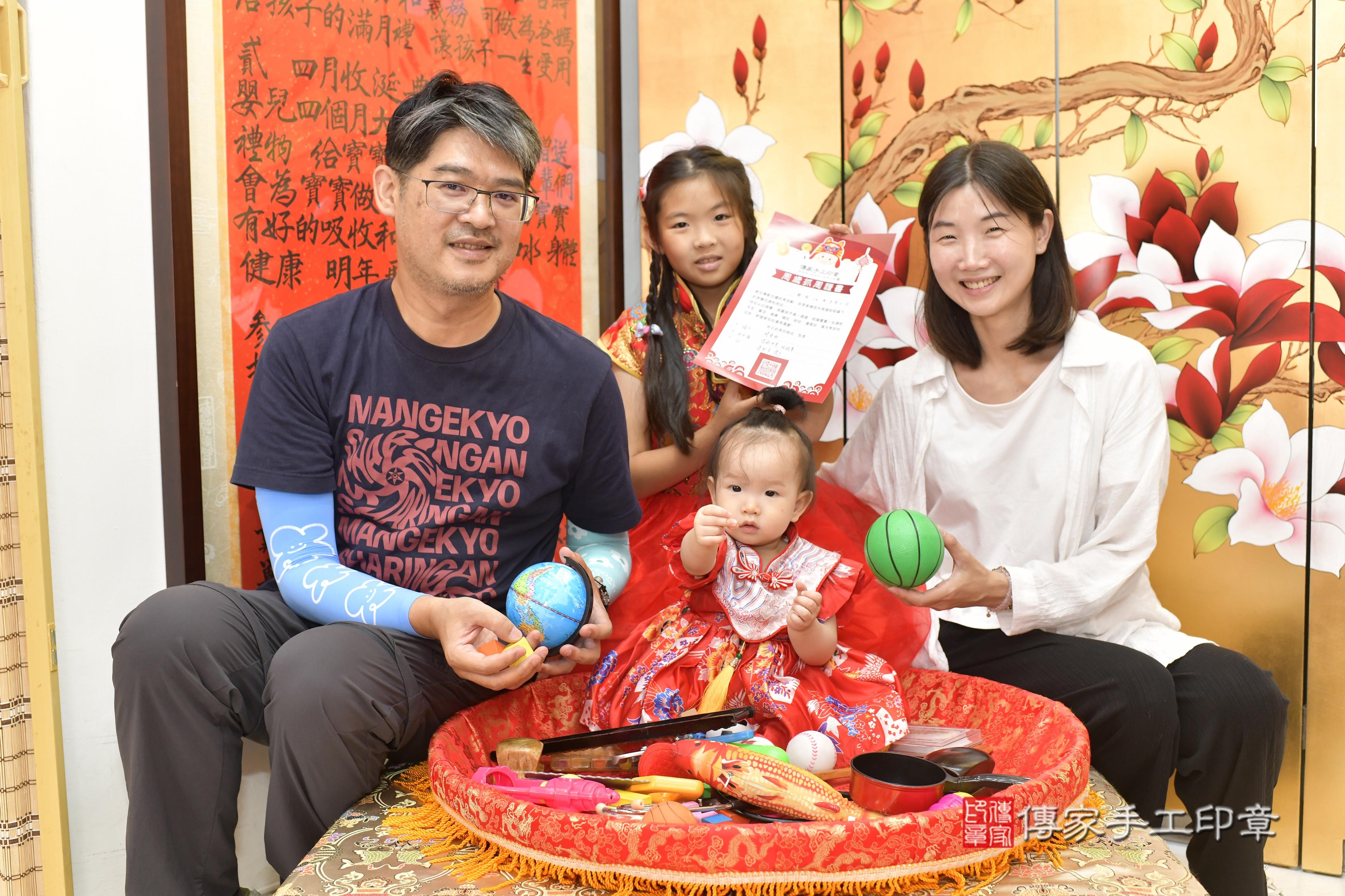 傳家手工印章新竹店、抓周、度脺、美式風會場、傳家嬰兒古禮、吉祥話、抓周道具物品24種、拍照。抓周證書。寶寶抓周、滿周歲、生日快樂、祝福