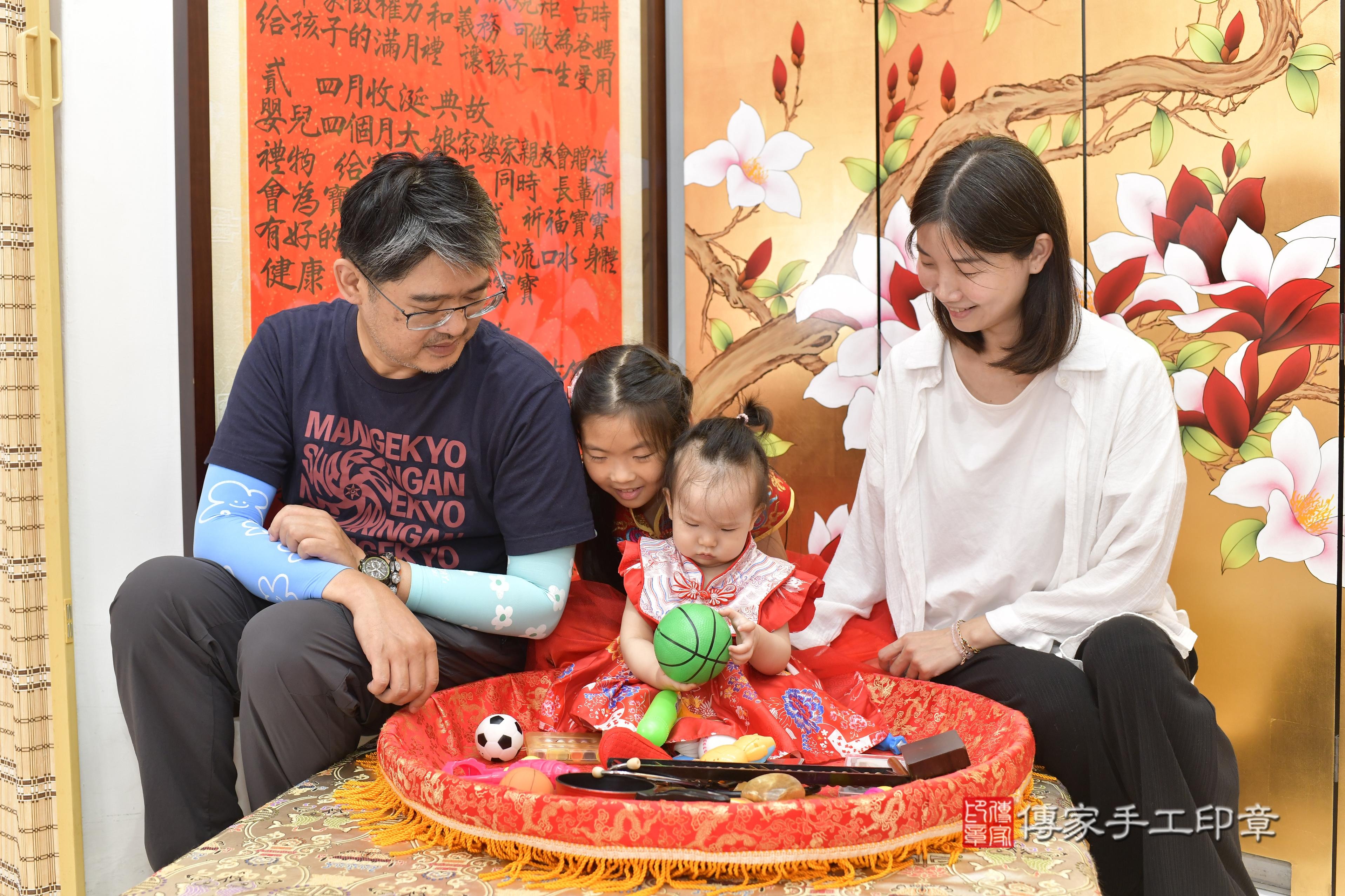 傳家手工印章新竹店、抓周、度脺、美式風會場、傳家嬰兒古禮、吉祥話、抓周道具物品24種、拍照。抓周證書。寶寶抓周、滿周歲、生日快樂、祝福