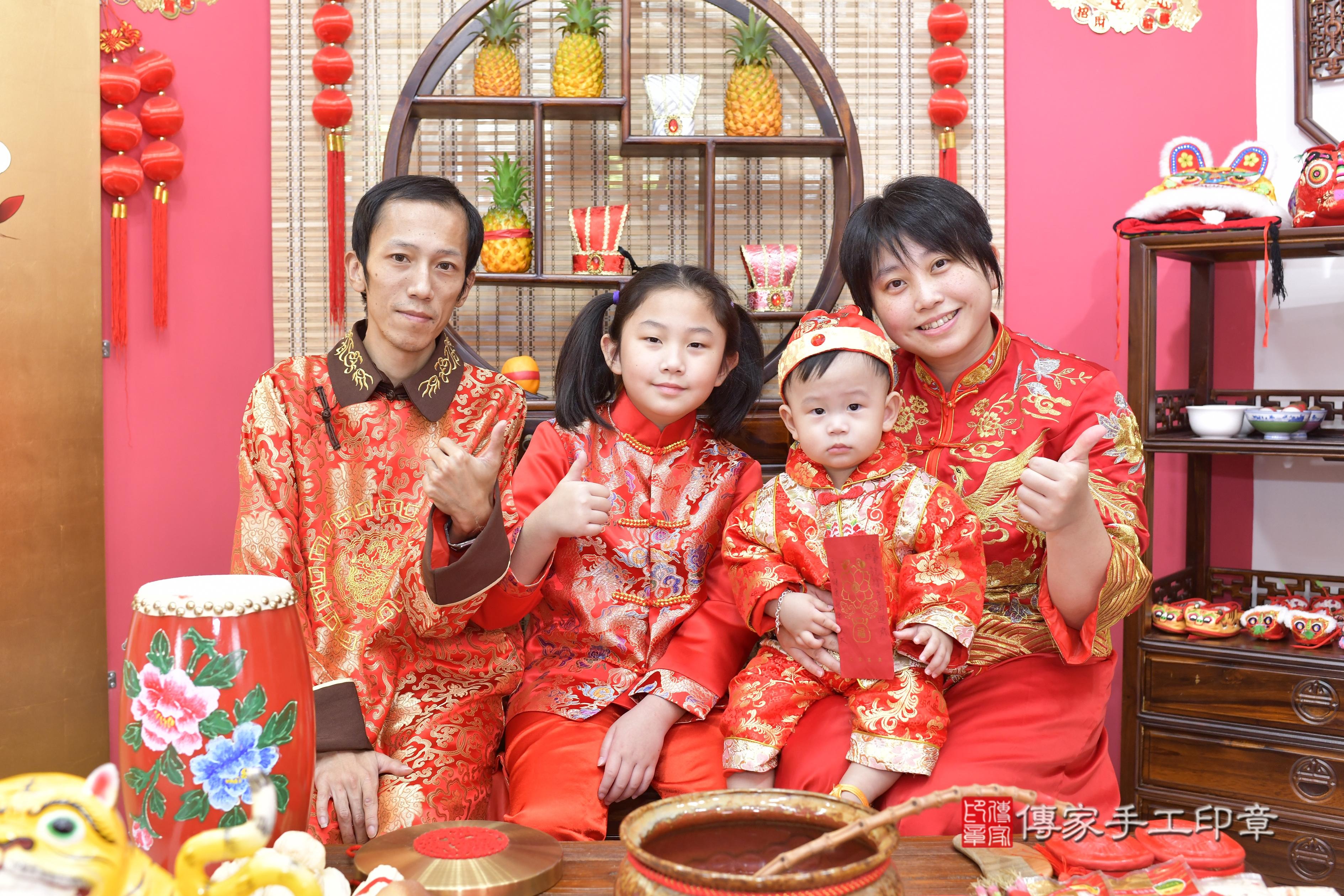 傳家手工印章新竹店、抓周、度脺、美式風會場、傳家嬰兒古禮、吉祥話、抓周道具物品24種、拍照。抓周證書。寶寶抓周、滿周歲、生日快樂、祝福