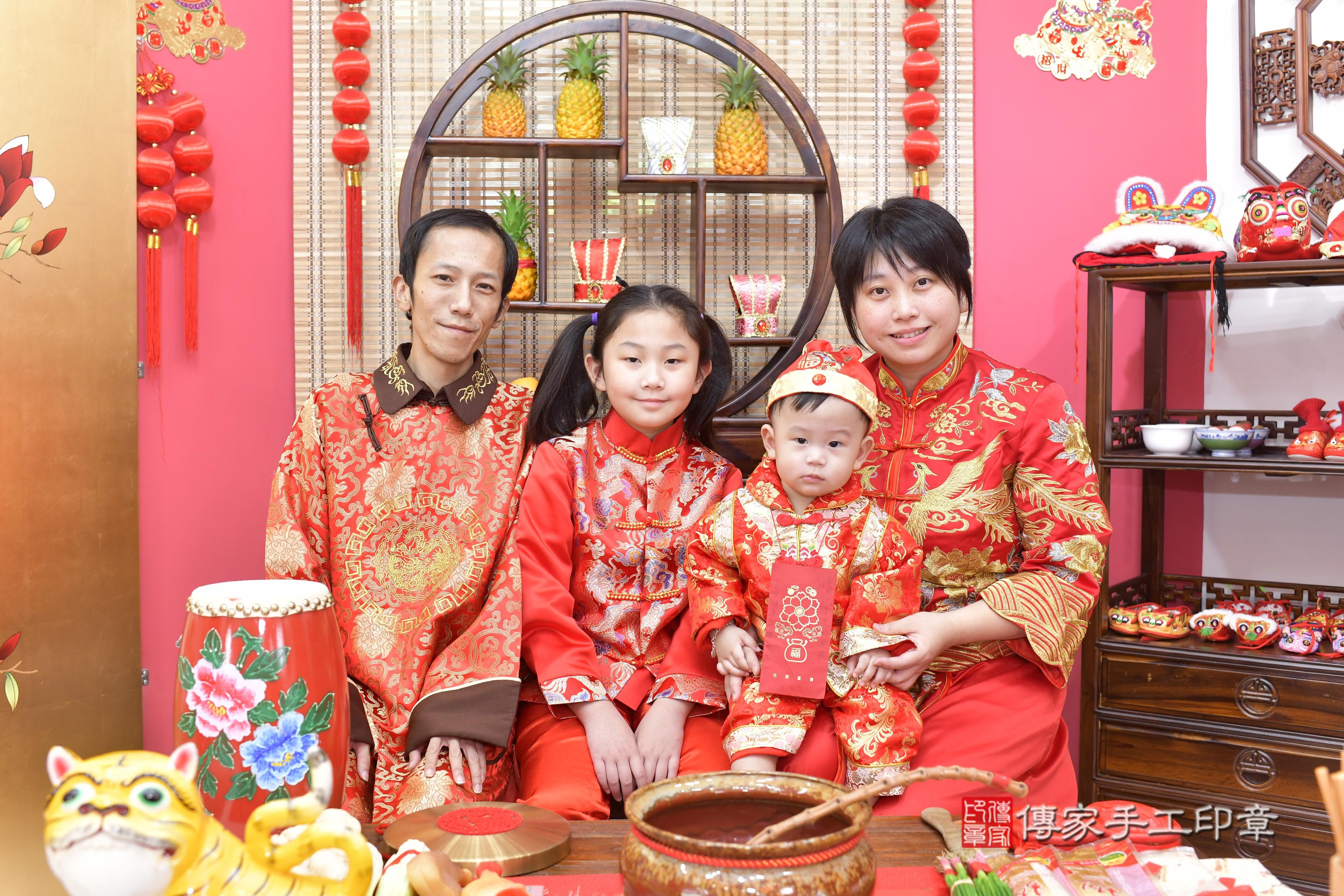 傳家手工印章新竹店、抓周、度脺、美式風會場、傳家嬰兒古禮、吉祥話、抓周道具物品24種、拍照。抓周證書。寶寶抓周、滿周歲、生日快樂、祝福