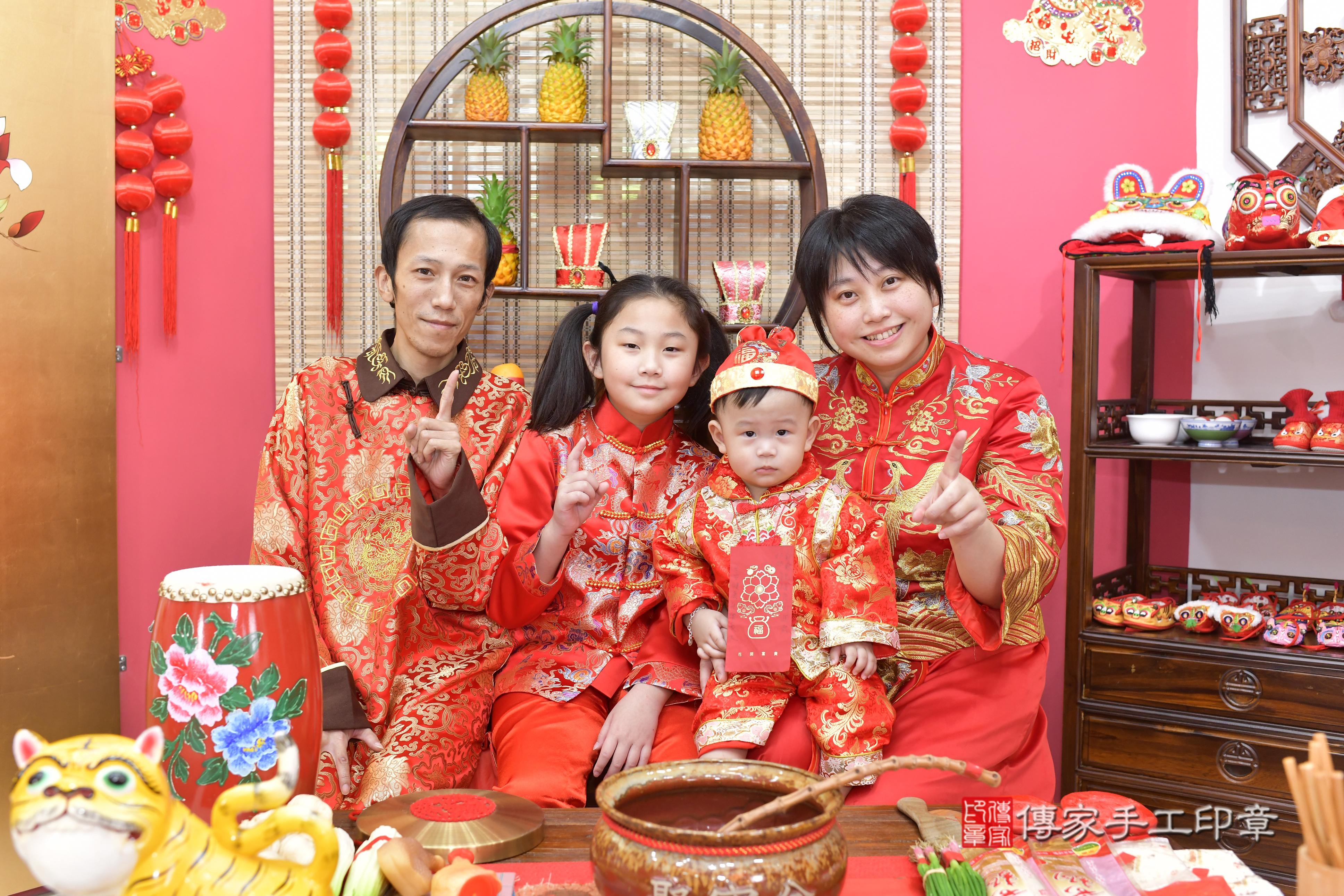 傳家手工印章新竹店、抓周、度脺、美式風會場、傳家嬰兒古禮、吉祥話、抓周道具物品24種、拍照。抓周證書。寶寶抓周、滿周歲、生日快樂、祝福