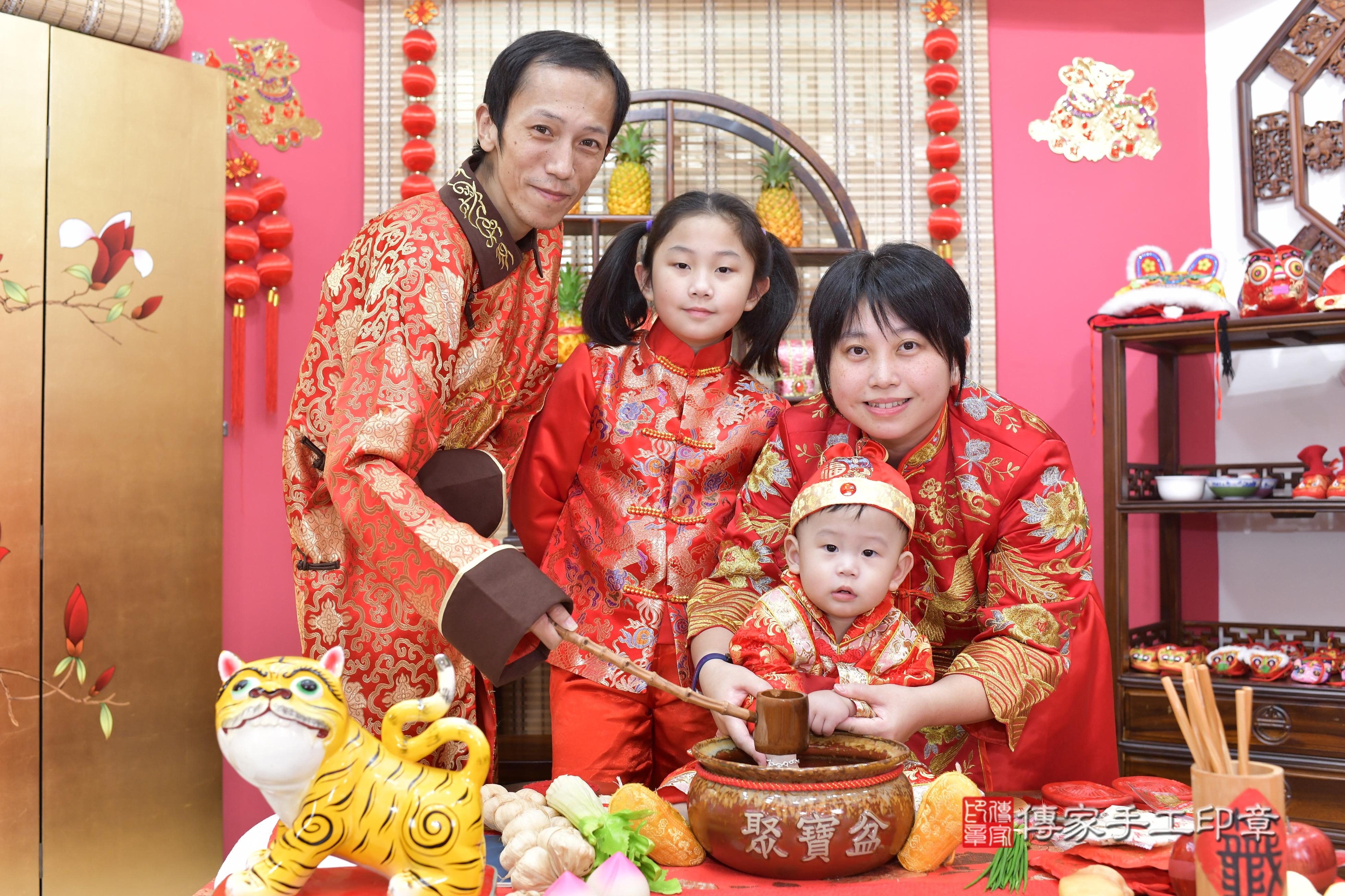傳家手工印章新竹店、抓周、度脺、美式風會場、傳家嬰兒古禮、吉祥話、抓周道具物品24種、拍照。抓周證書。寶寶抓周、滿周歲、生日快樂、祝福