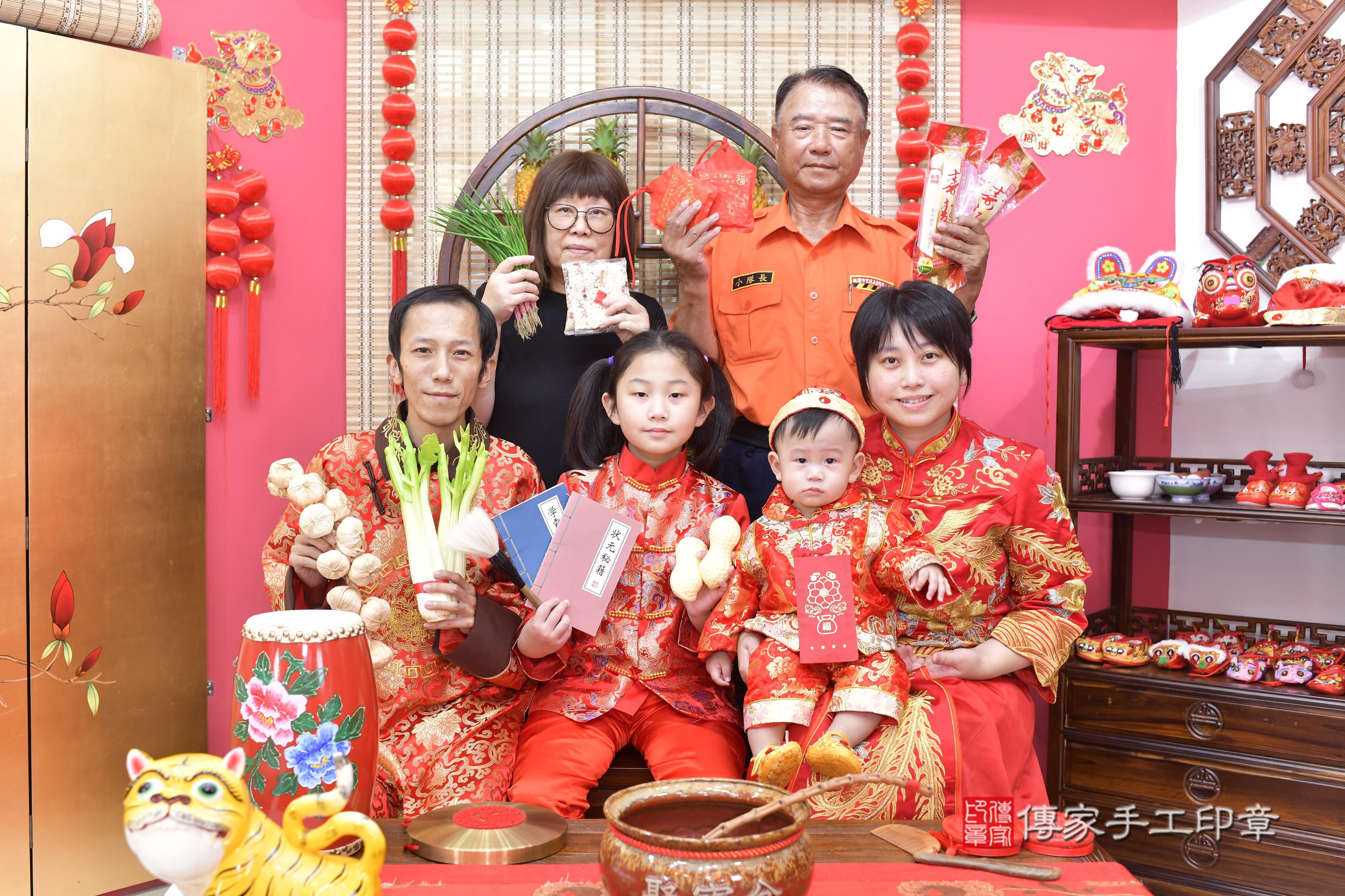 傳家手工印章新竹店、抓周、度脺、美式風會場、傳家嬰兒古禮、吉祥話、抓周道具物品24種、拍照。抓周證書。寶寶抓周、滿周歲、生日快樂、祝福